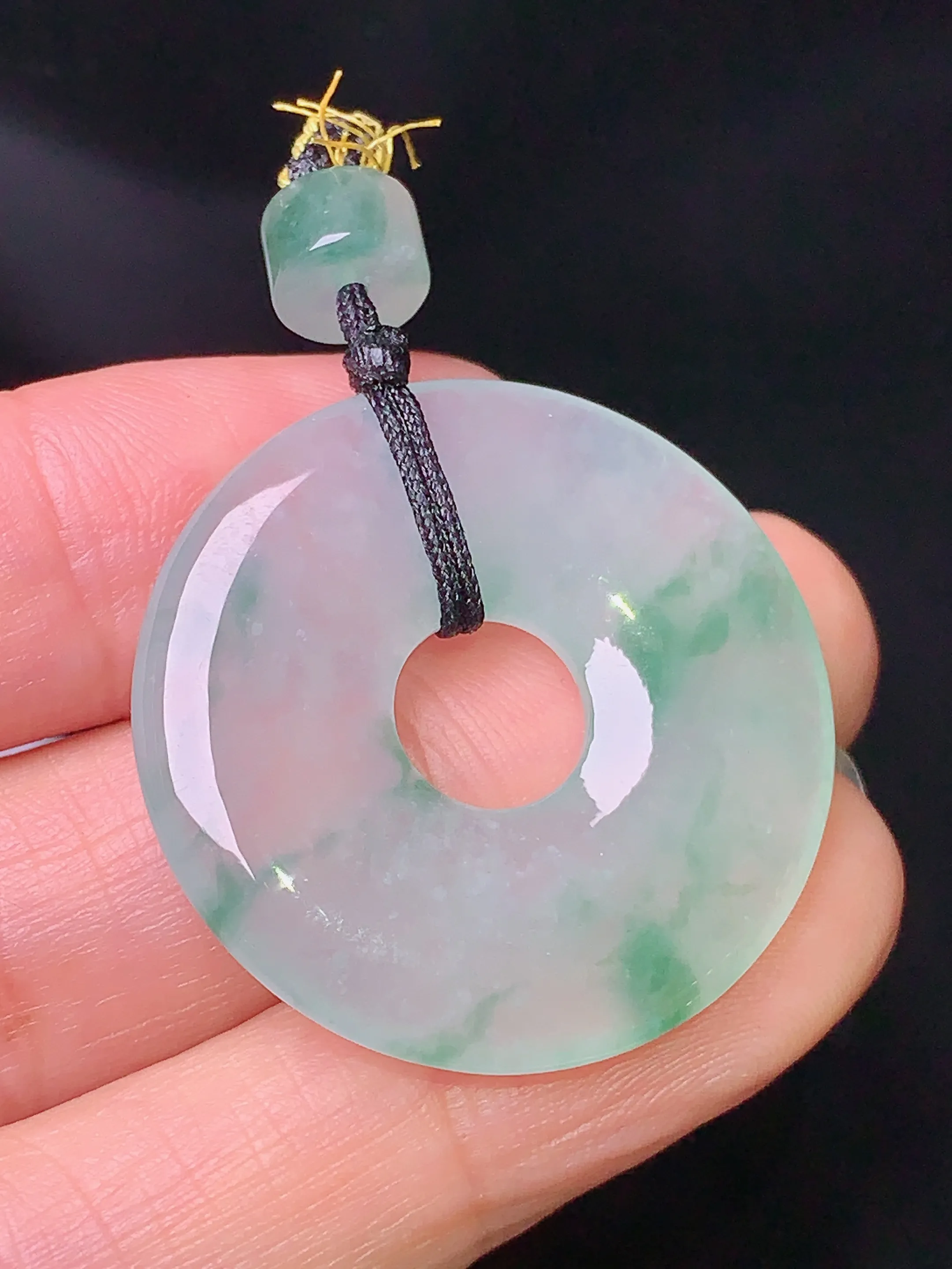 飘绿平安环吊坠 玉质细腻 色泽清新艳丽 整体尺寸29.2*4.2