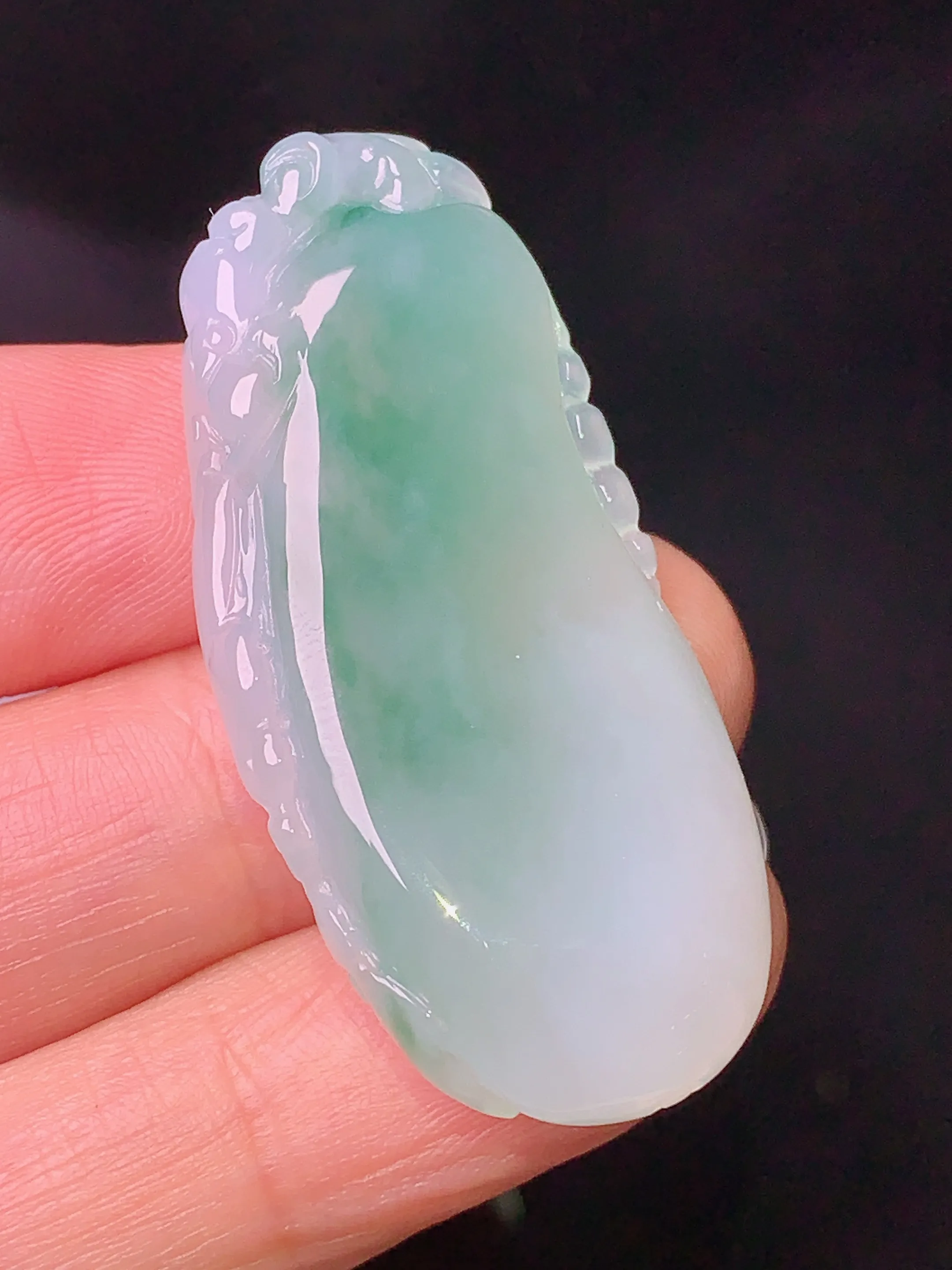 飘绿福瓜吊坠 玉质细腻 色泽清新艳丽 整体尺寸42.2*20*7.3