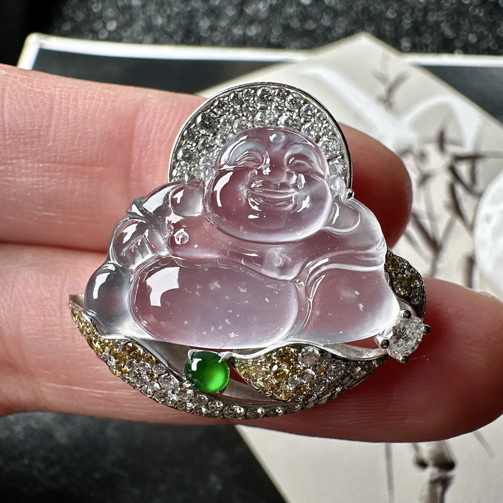 【玻璃种佛公吊坠】种水上乘，晶莹剔透，纯净通透，莹光感很强，18k金钻镶嵌，裸石尺寸15.5*21.