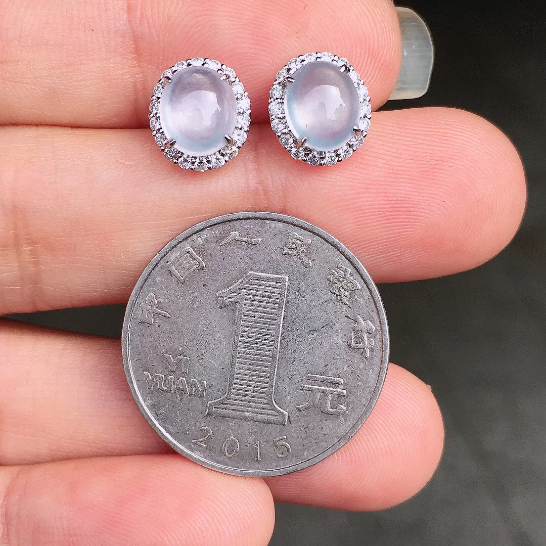 冰种蛋面耳钉，玉质细腻，荧光感超
强，饱满圆润，尽显优雅气质，18k
金豪华镶嵌