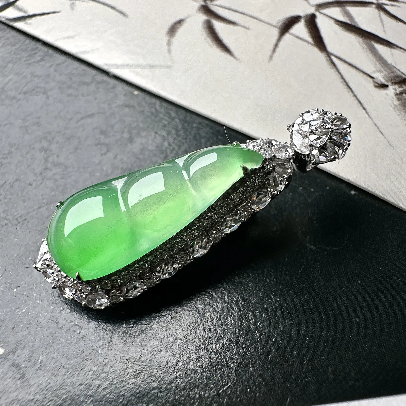 【冰种满绿福豆吊坠】种地上乘，冰感十足，通透起光，饱满圆润，18k金钻镶嵌，裸石尺寸23.7*10*4毫米。