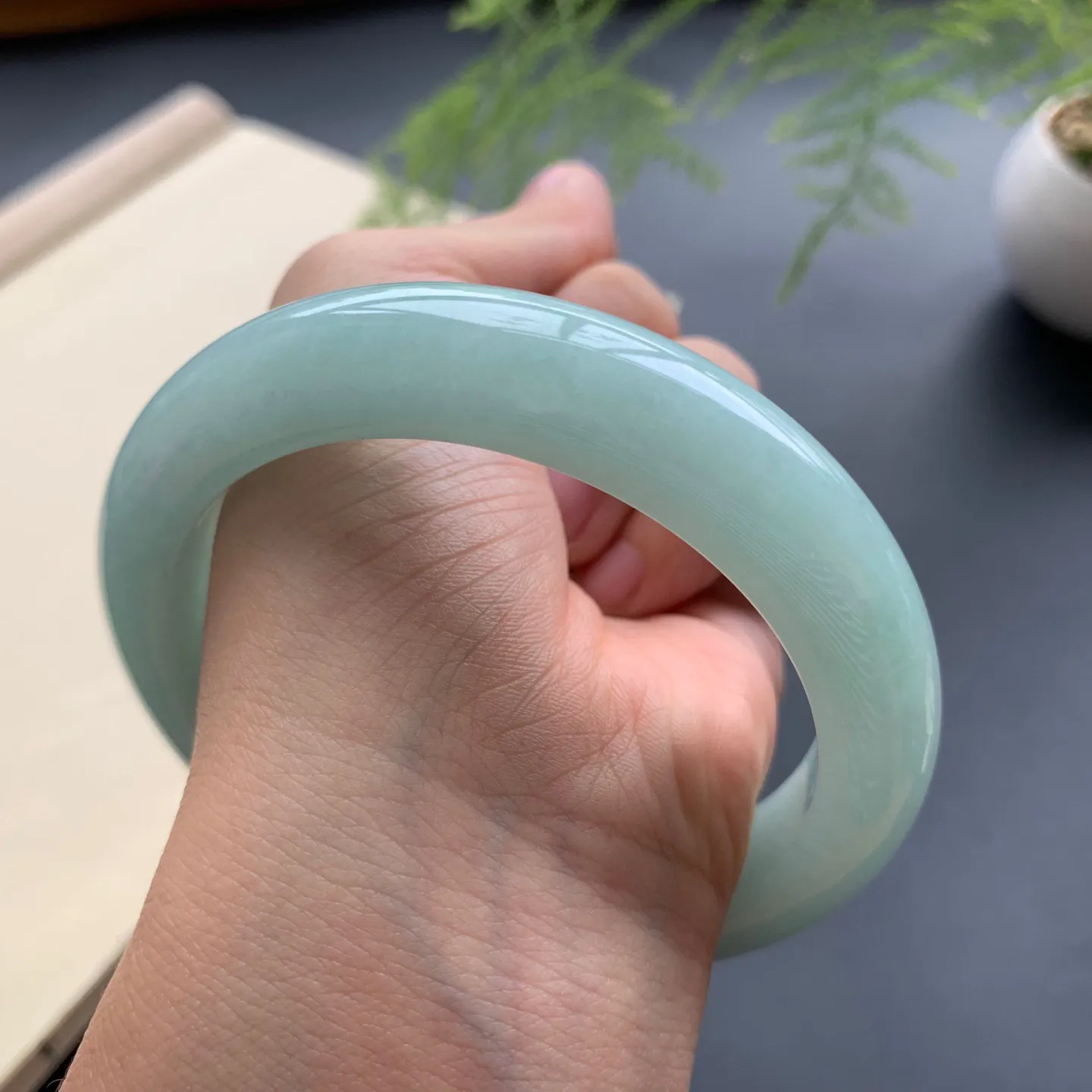 61.8圈口满色正圈手镯 尺寸：61.8-13-10，无纹裂，色泽靓丽，版型厚装