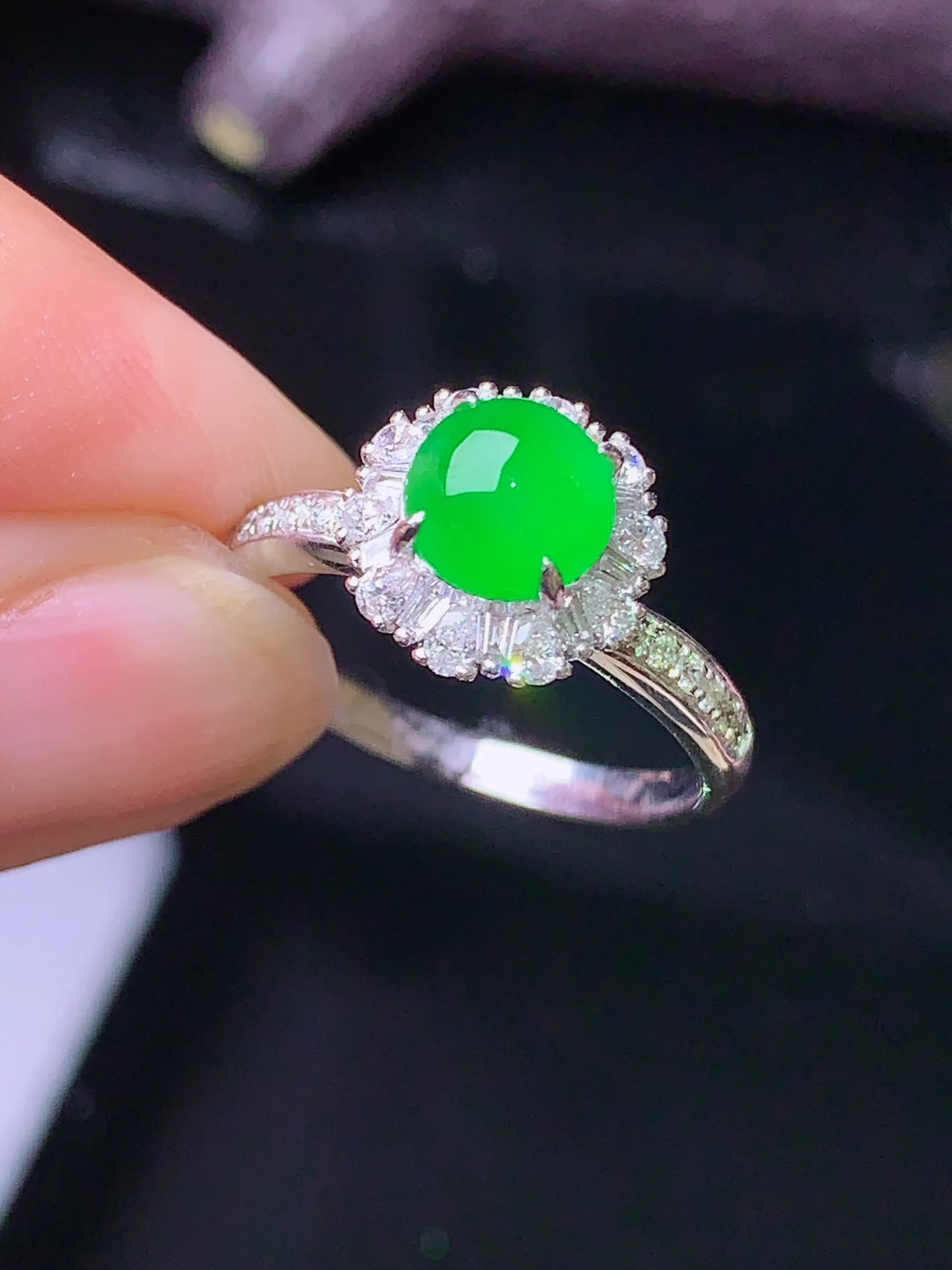 18k金钻镶嵌满绿蛋面戒指 玉质细腻 色泽清新艳丽 圈口14 整体尺寸10.2*9.2