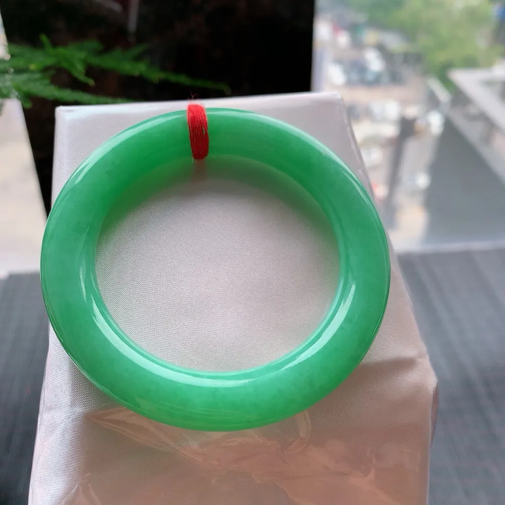 圆条满色阳绿 无瑕 尺寸:55.1/11.2 色阳