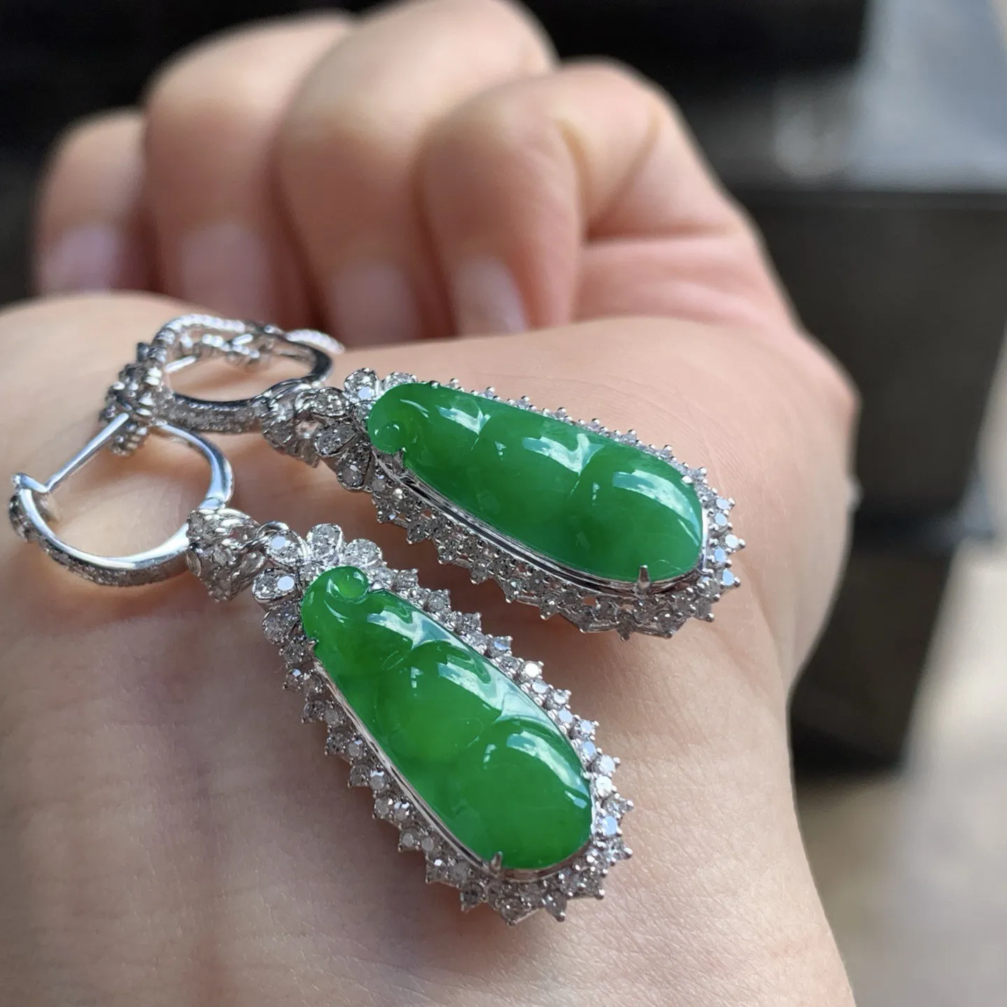 金钻镶嵌辣绿色豆子耳环^_^颜色浓郁 鲜艳