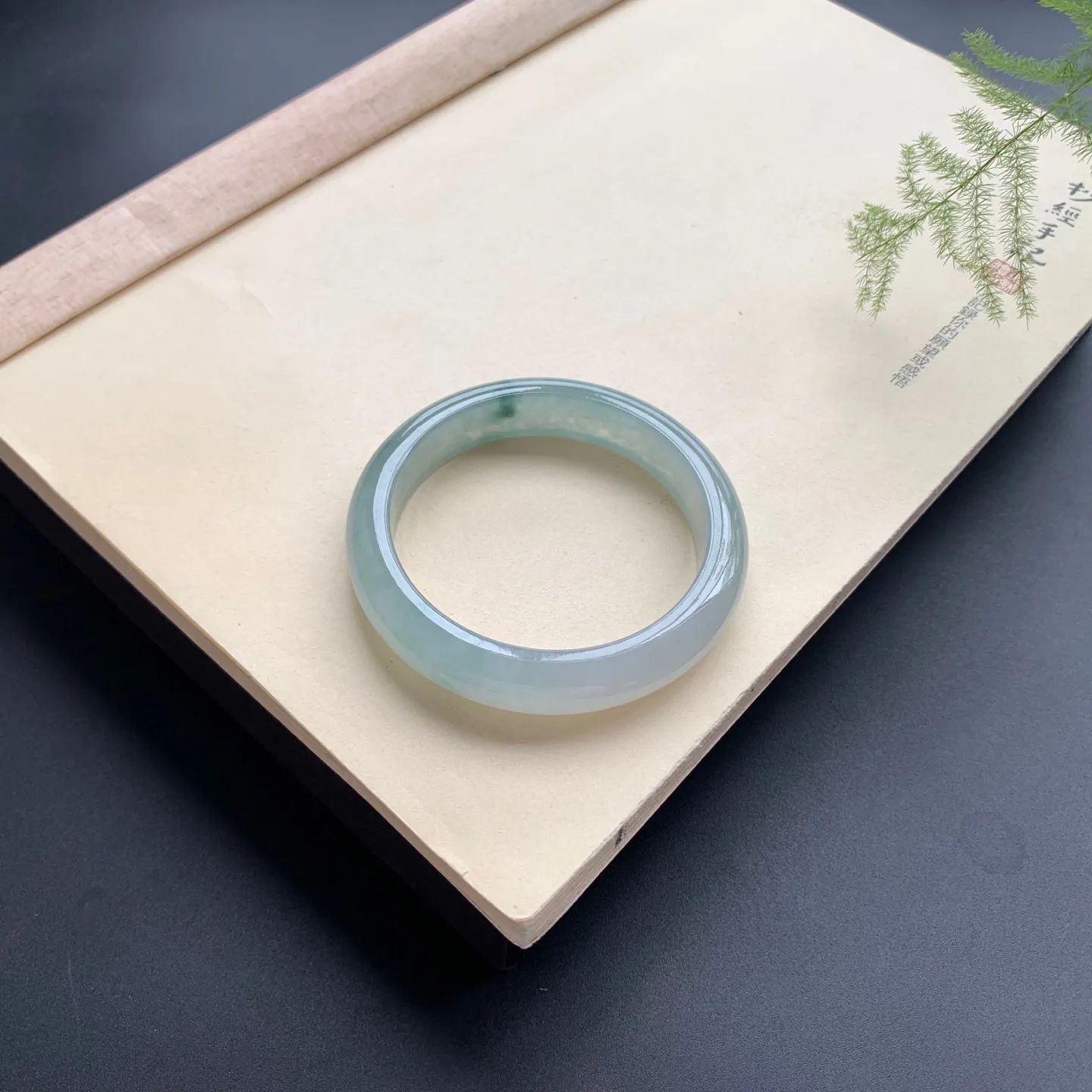 56.8圈口冰种飘花正圈手镯 尺寸：56.8-12.5-8，无纹裂，水润起胶，细腻光滑