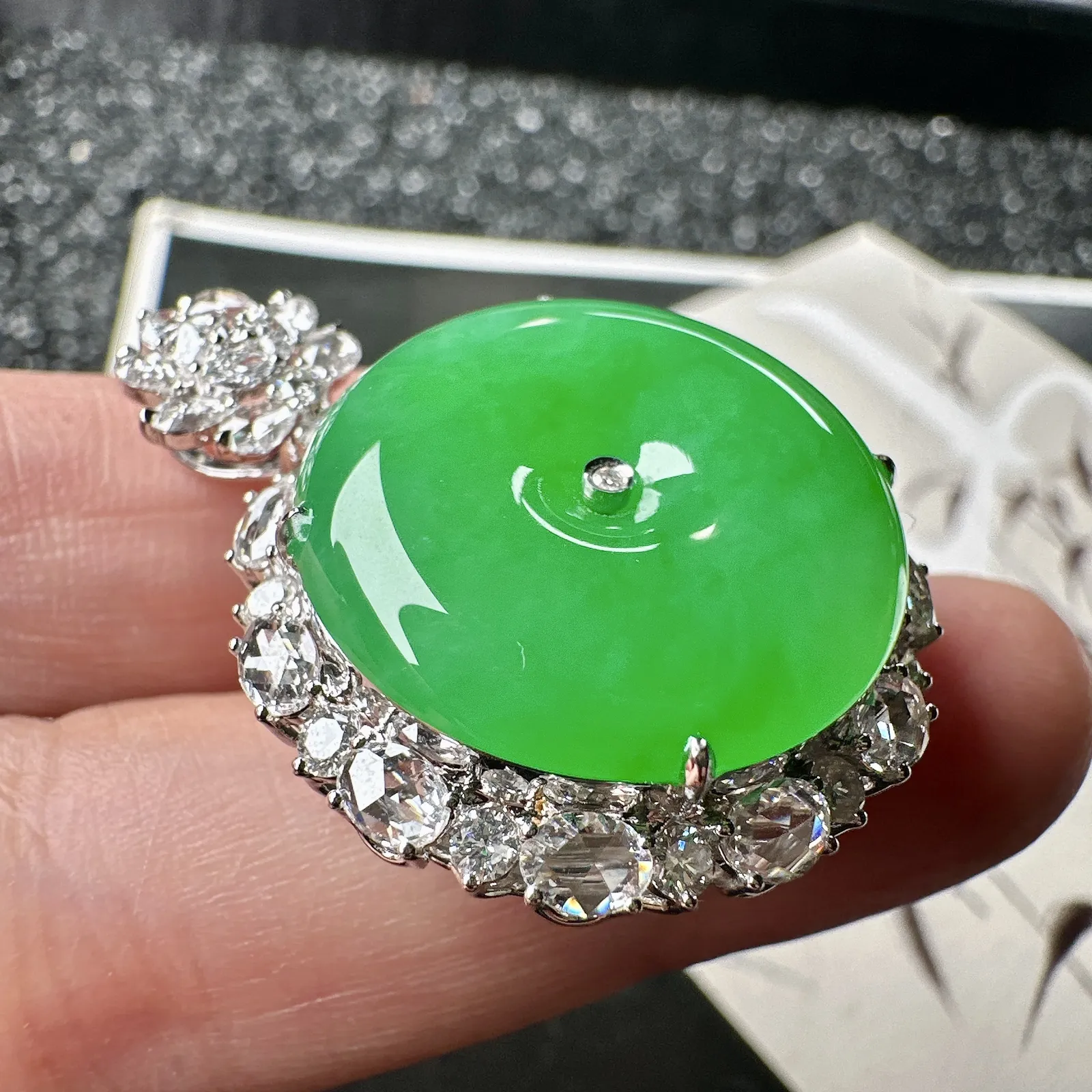 【冰种满绿平安扣】质地非常细腻，冰润十足，种老冰透，18k金钻镶嵌，裸石尺寸21*4.3毫米，收藏品质