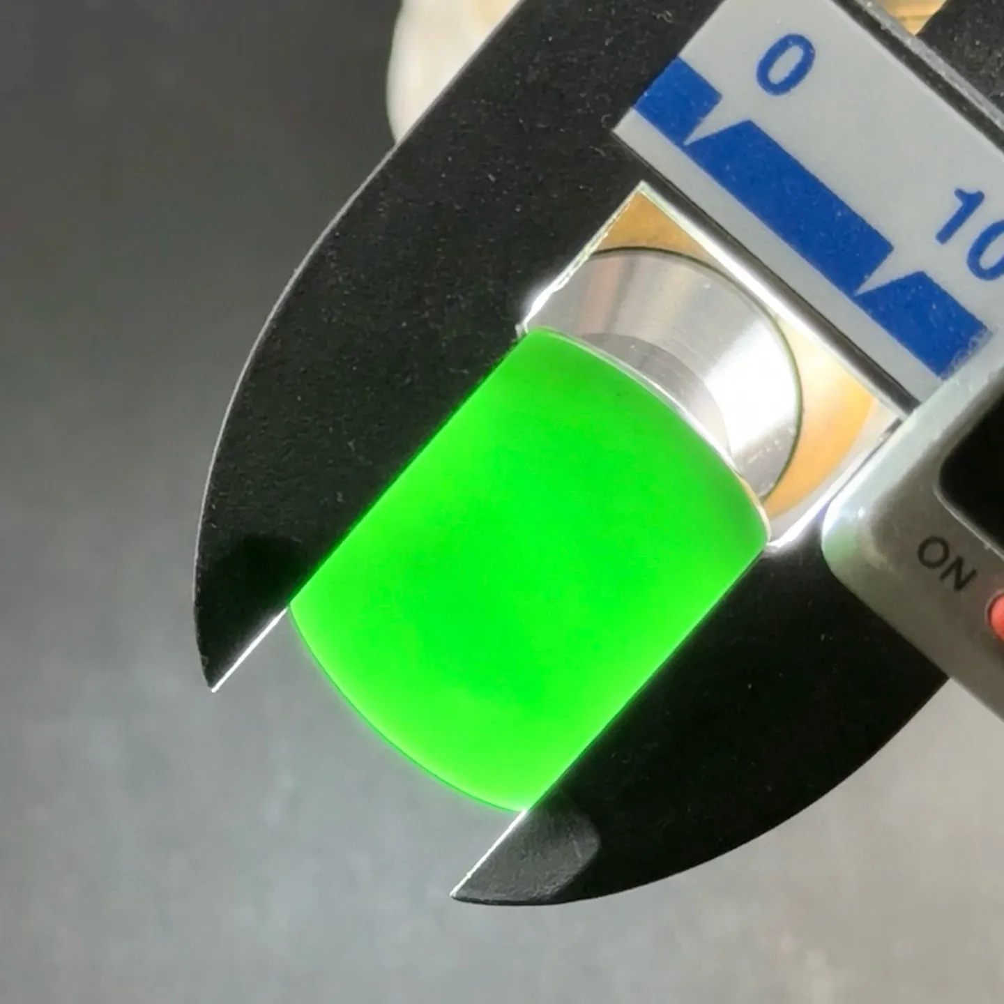 墨翠马鞍戒面一枚 种好色正 黑度极好 打灯通透 油性十足 尺寸19.8