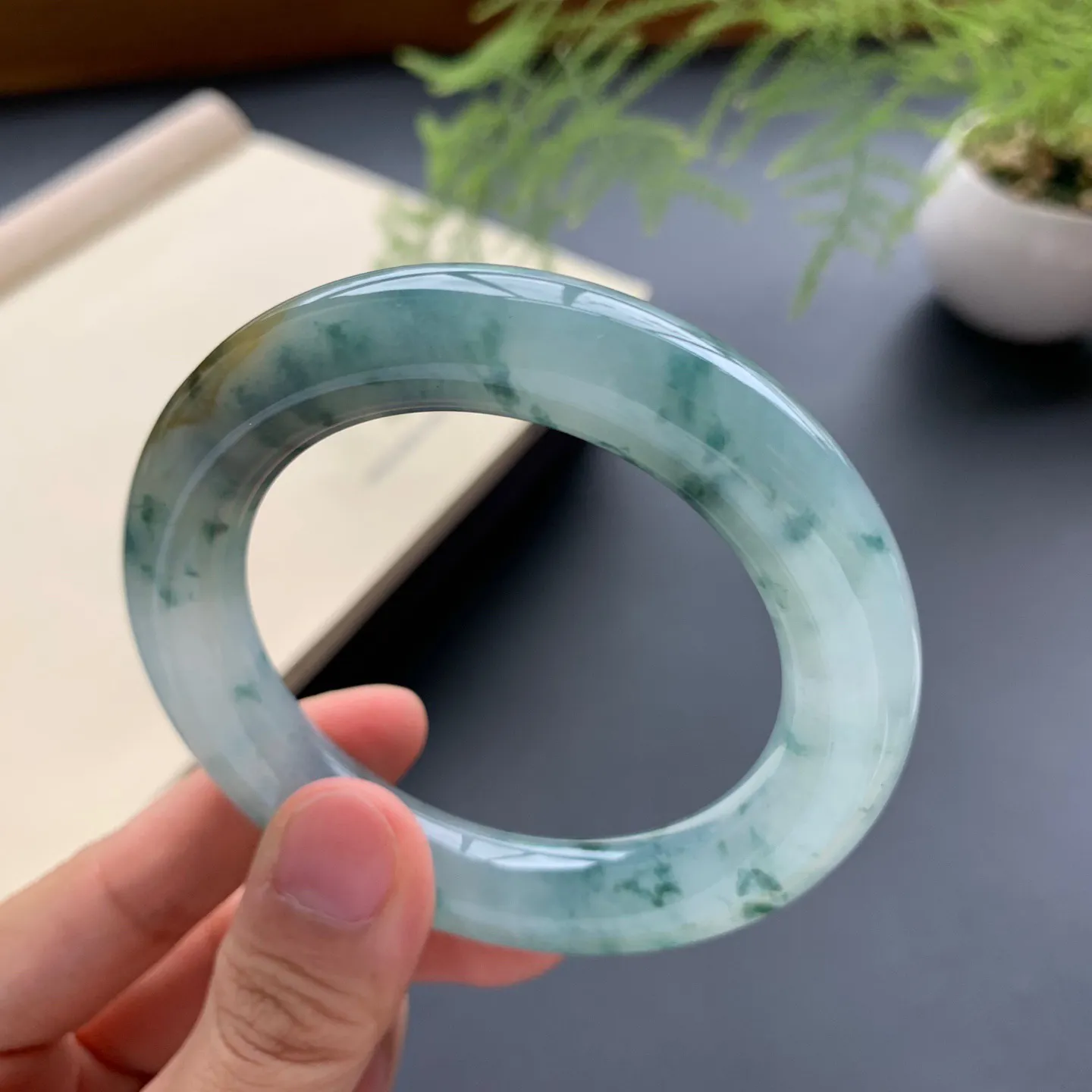 52圈口冰种飘花圆条手镯 尺寸：52-12，无纹裂，花色浓郁，条形饱满