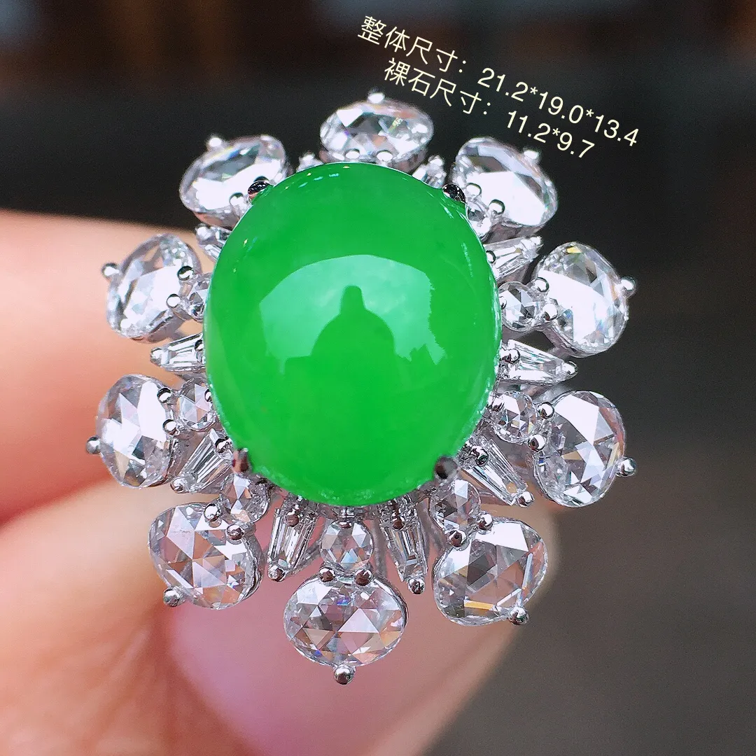 阳绿蛋面戒指，色泽均匀艳丽，玉质细腻，荧光感超
强，饱满圆润，尽显优雅气质，18k
金豪华镶嵌