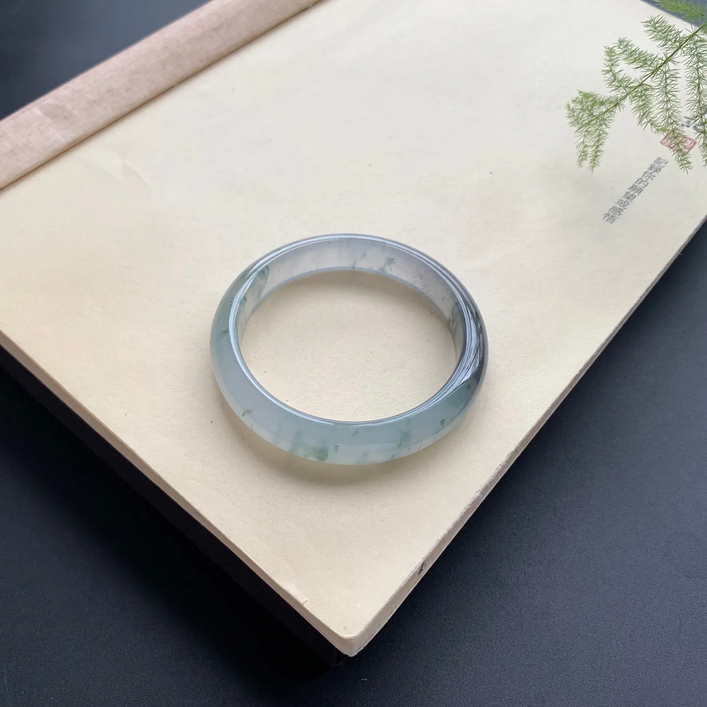 53.5圈口冰种飘花带乌鸡正圈手镯 尺寸：53.5-11.6-7.2，水润透亮，胶感十足