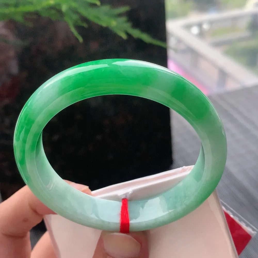 正圈冰糯阳绿 无瑕 尺寸:57.2/12.6/8.5 色阳