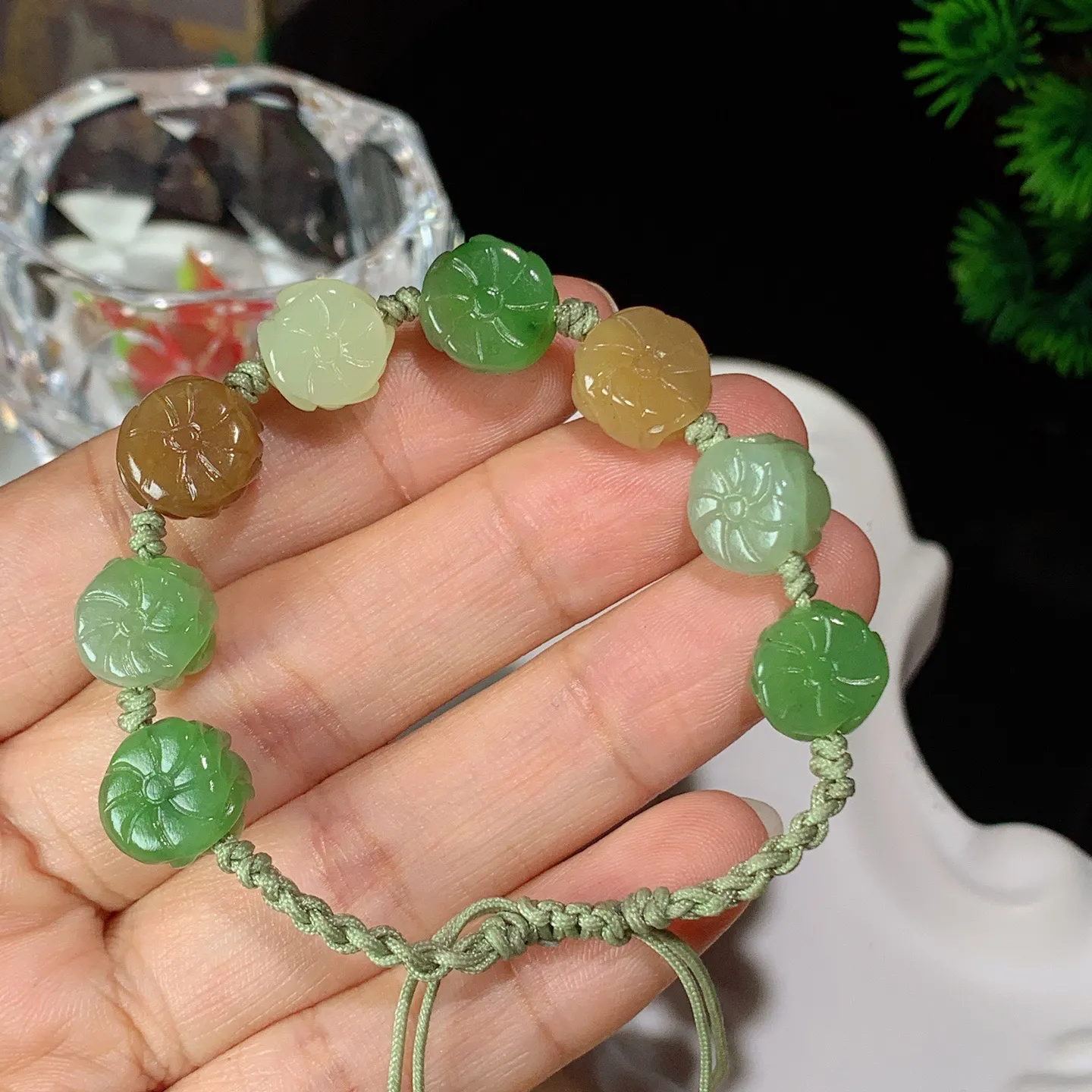 和田玉多宝花开富贵手串。尺寸10/8重13.5克。玉质细腻油润。手推出油。佩戴高端典雅。lt251031