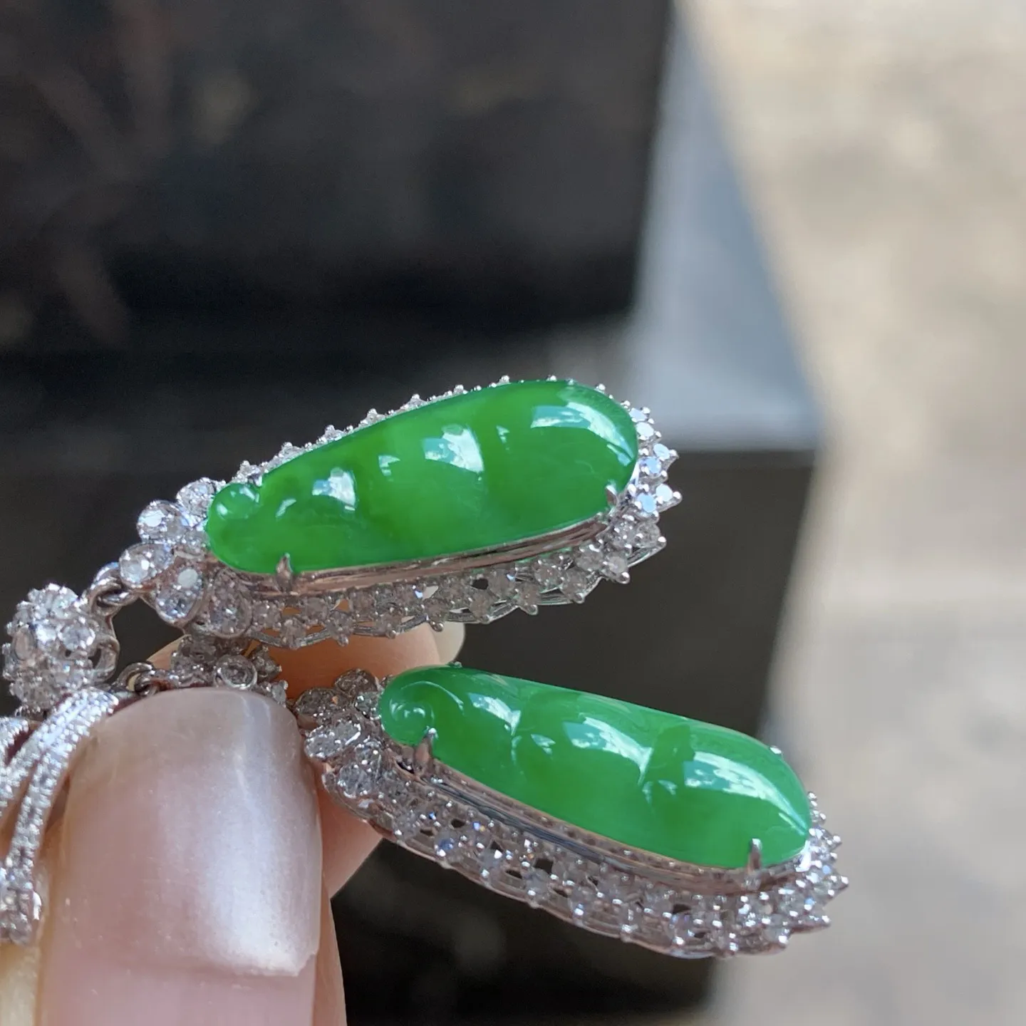 金钻镶嵌辣绿色豆子耳环^_^颜色浓郁 鲜艳