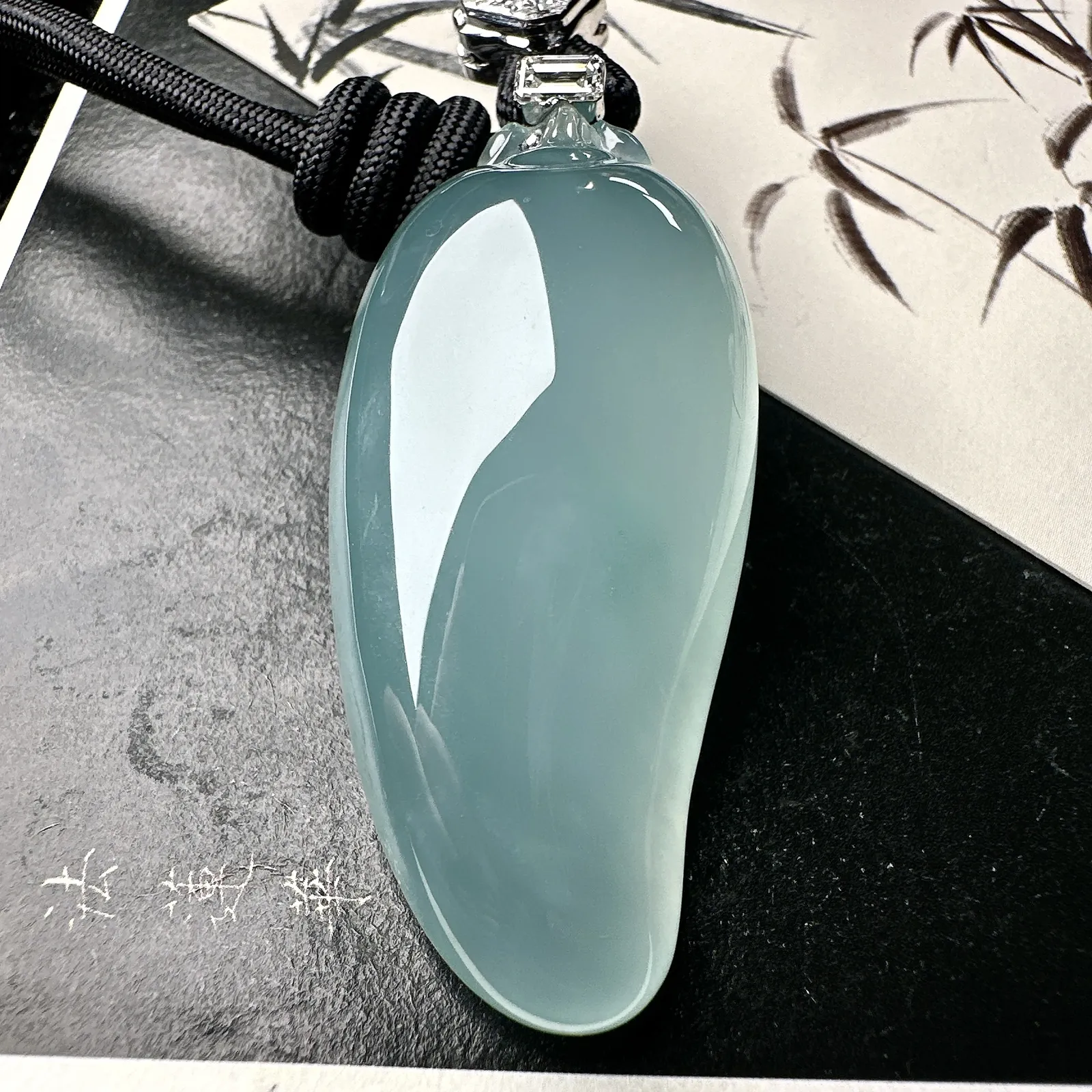 【冰种天空蓝大福瓜】质地冰润细腻，种老起光，收藏品质，18K金钻镶嵌，裸石尺寸53*24.6*15.