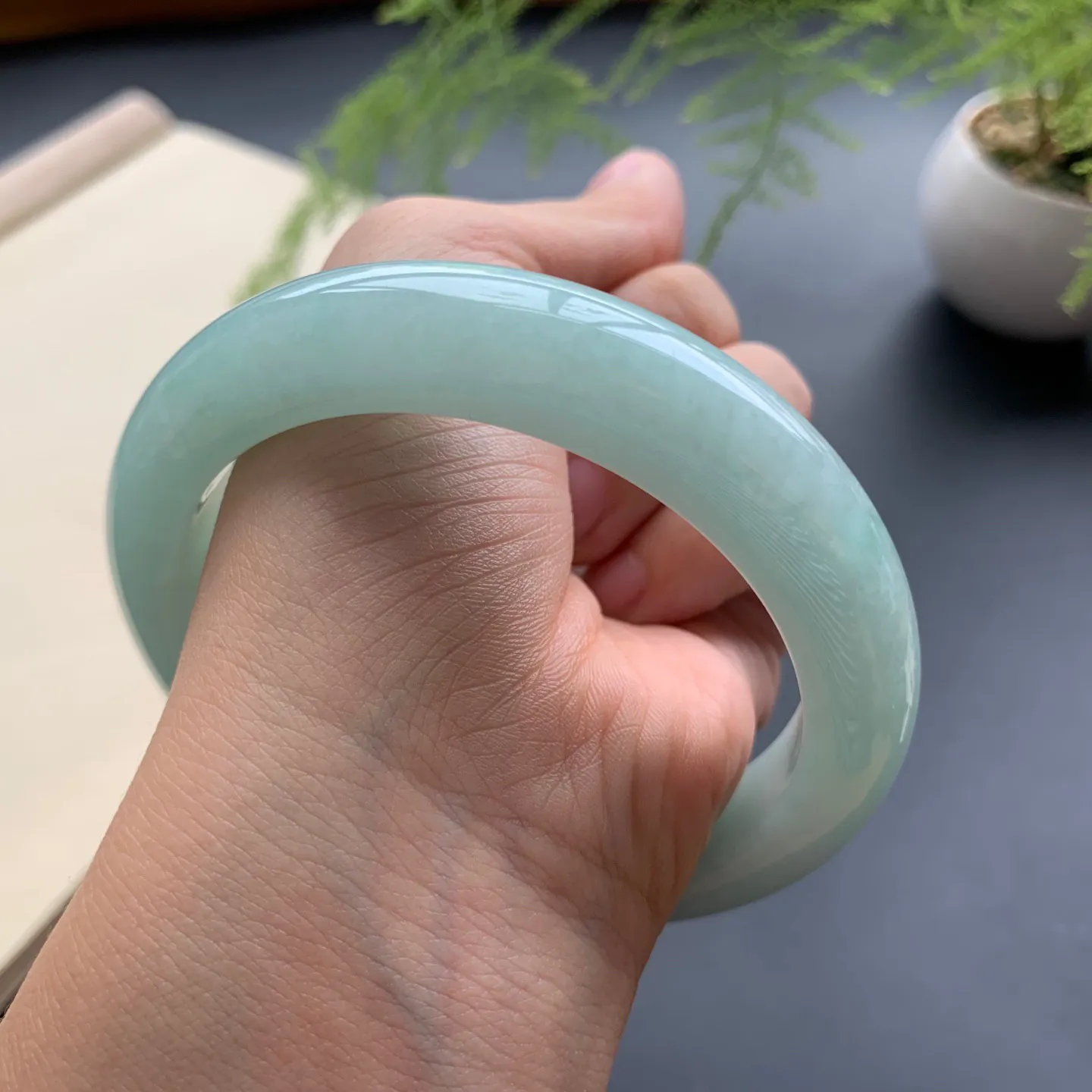 61.8圈口满色正圈手镯 尺寸：61.8-13-10，无纹裂，色泽靓丽，版型厚装