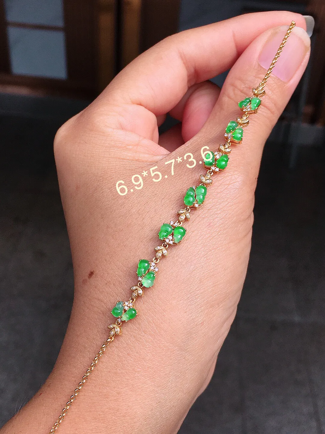 阳绿葫芦手链，色泽均匀艳丽，玉质细腻，荧光感超
强，饱满圆润，尽显优雅气质，18k
金豪华镶嵌