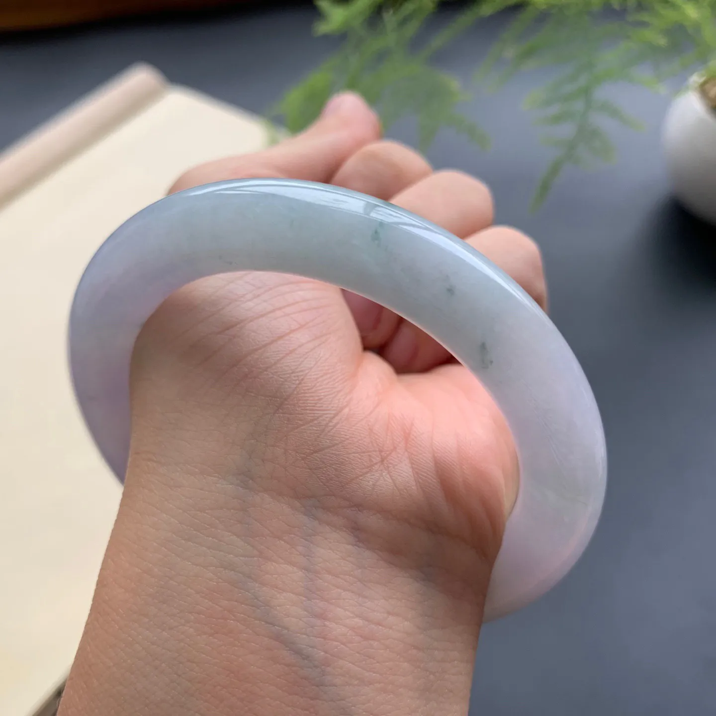 58圈口飘花圆条手镯 尺寸：58-11-10.8，细腻光滑，花色飘逸