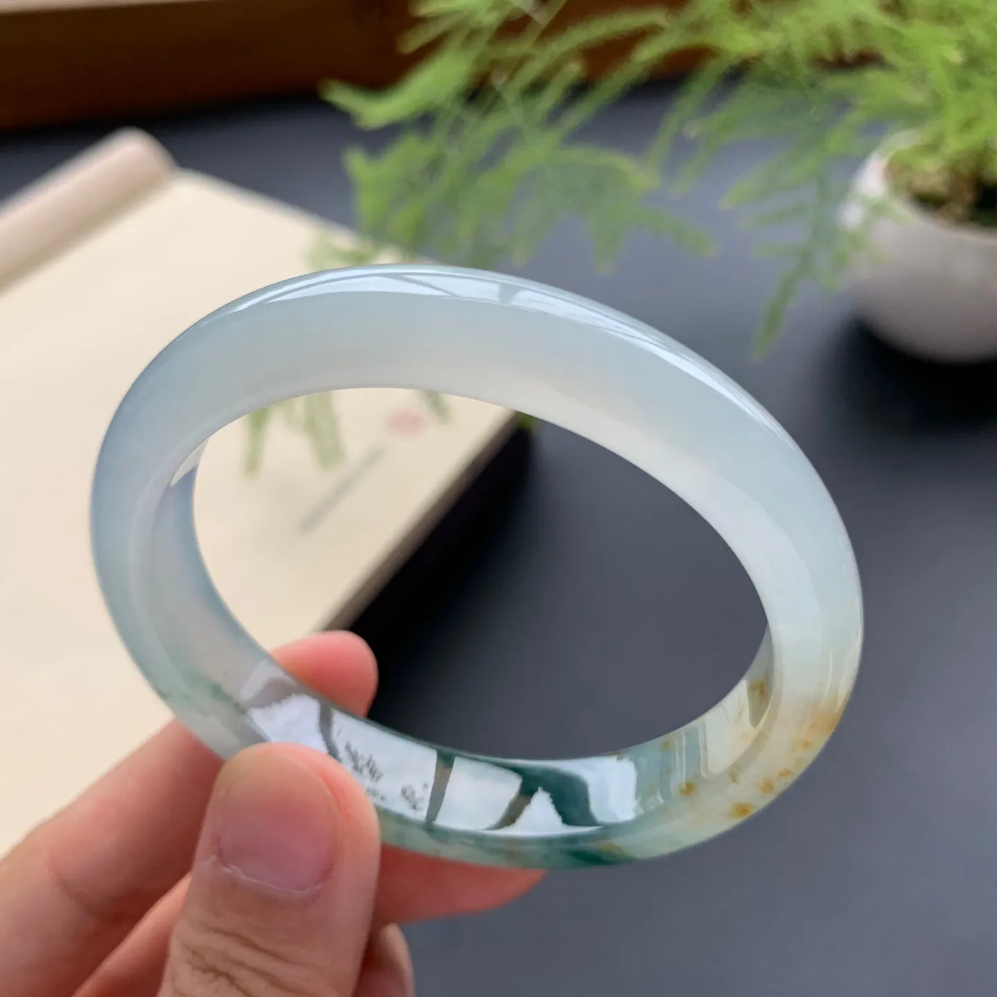 54.3圈口冰种飘花贵妃手镯 尺寸：54.3-46.8-11.5-7.5，无纹裂，水润起胶，花色浓郁