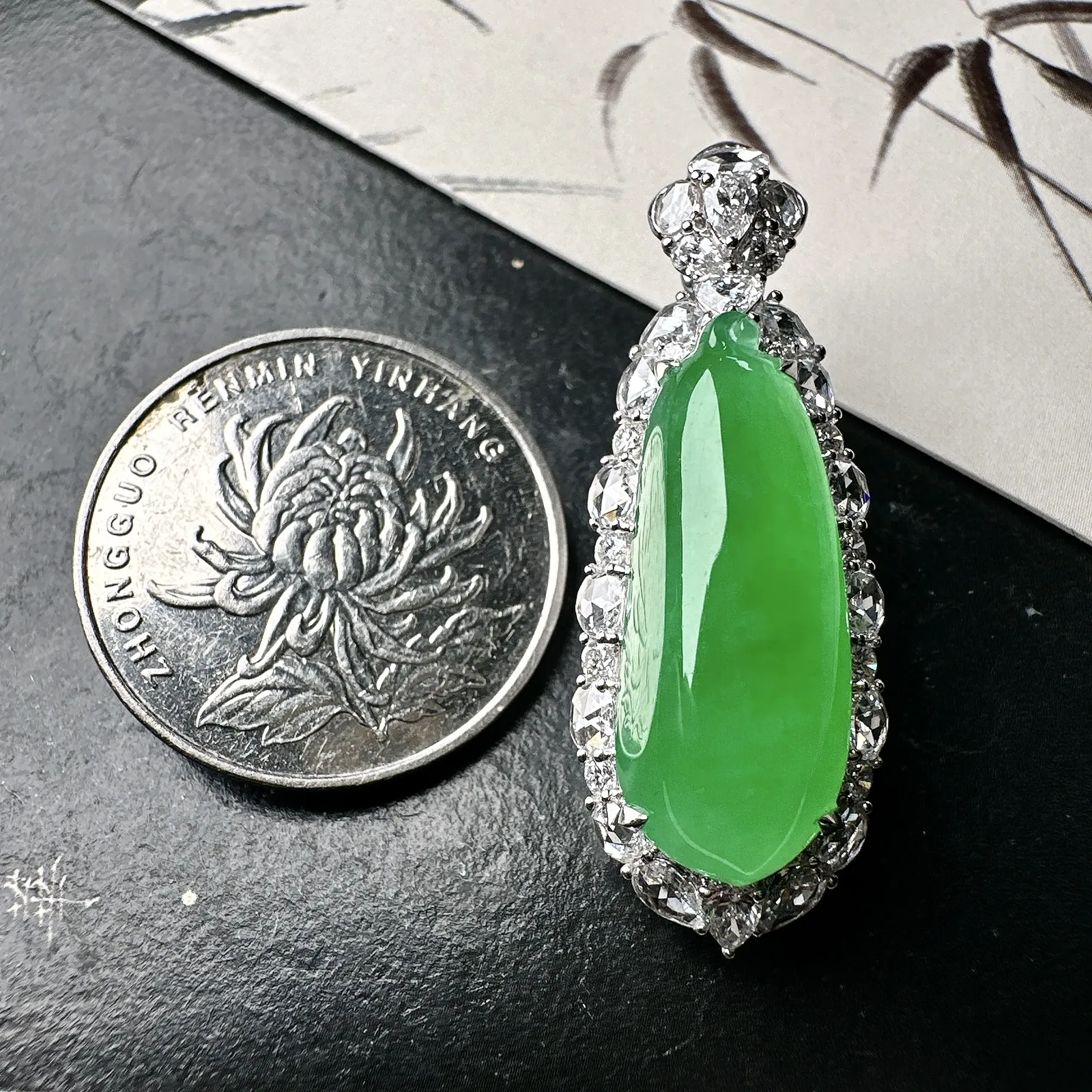 【冰种满绿福瓜】质地冰润细腻，种老起光，收藏品质，18K金钻镶嵌，裸石尺寸24.7*9.9*6.8毫米