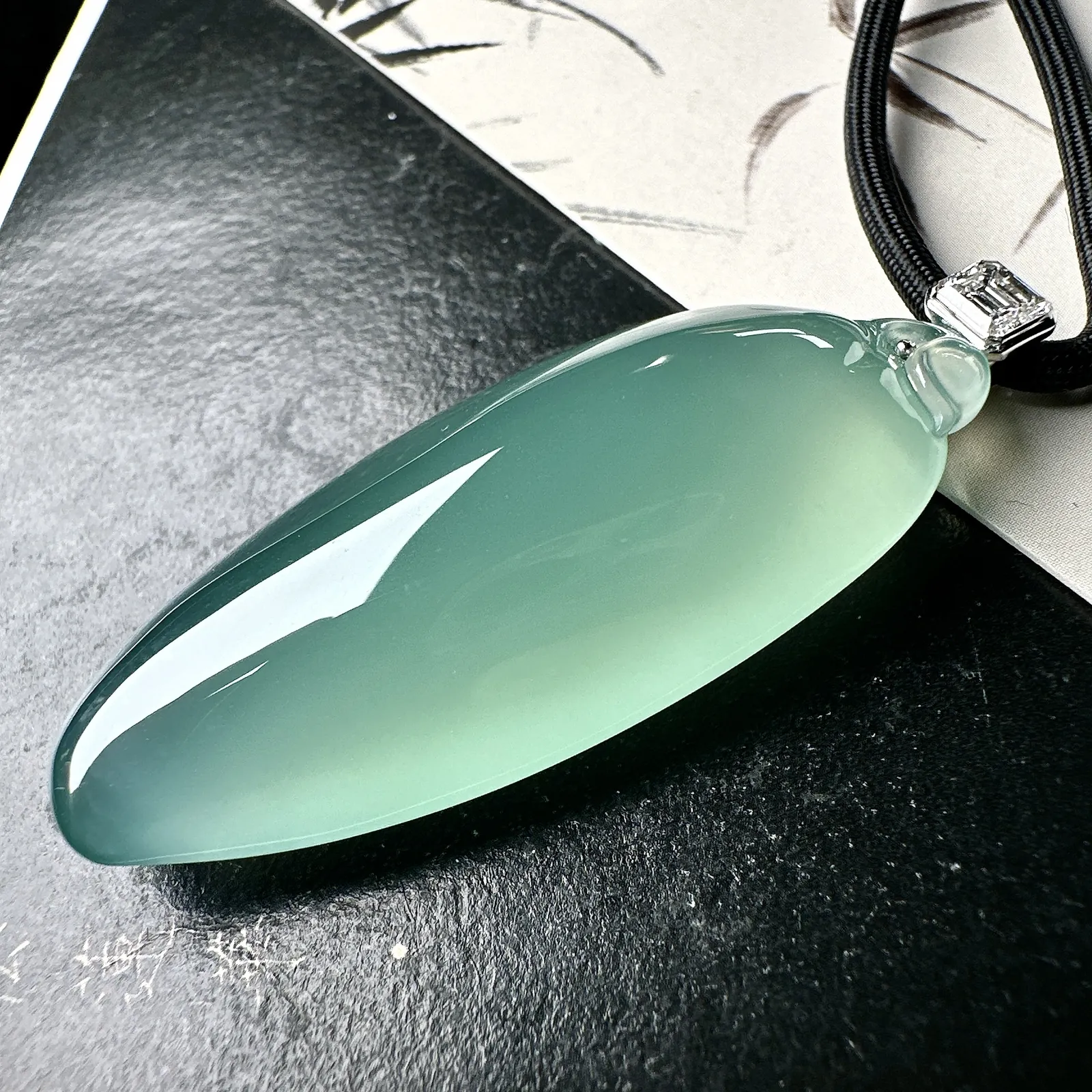 【冰种晴绿大福瓜】质地冰润细腻，种老起光，收藏品质，18K金钻镶嵌，裸石尺寸48.9*21.5*11.7毫米