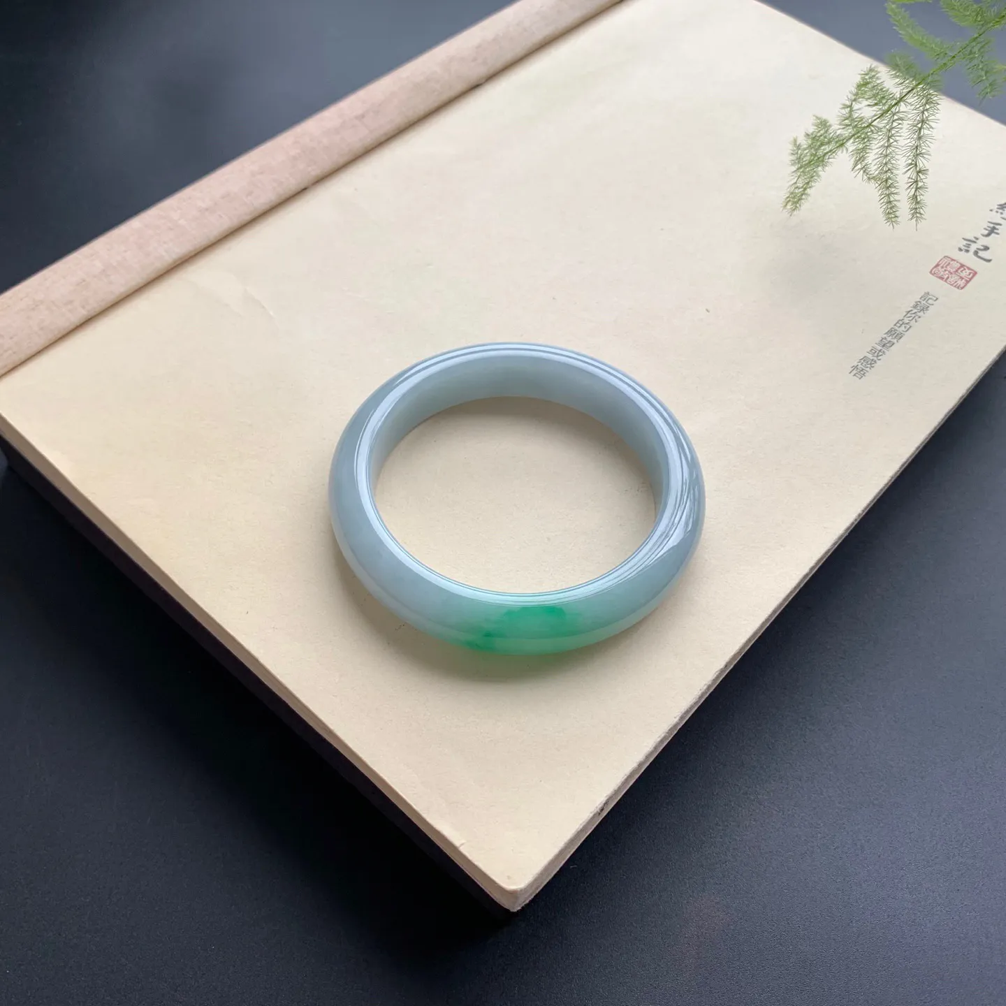 57.8圈口飘绿正圈手镯 尺寸：57.8-12.5-10，无纹裂，细腻光滑，色泽靓丽