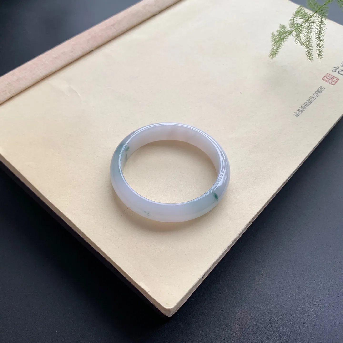 49.8圈口飘花正圈手镯 尺寸：49.8-11.5-6，无纹裂，细腻光滑，花色飘逸