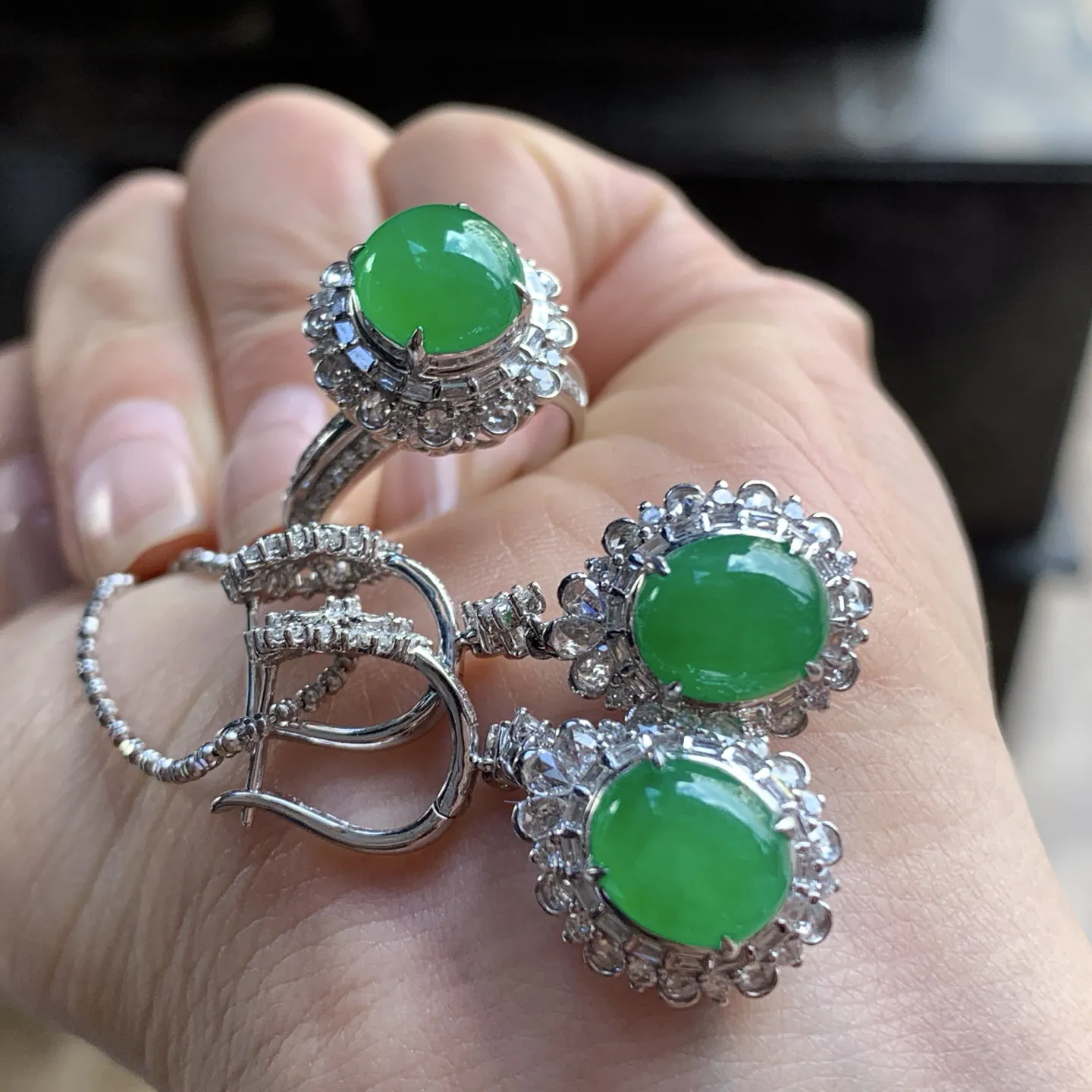 金钻镶嵌辣绿色耳环戒指一套^_^颜色鲜艳 玉质温润 细腻