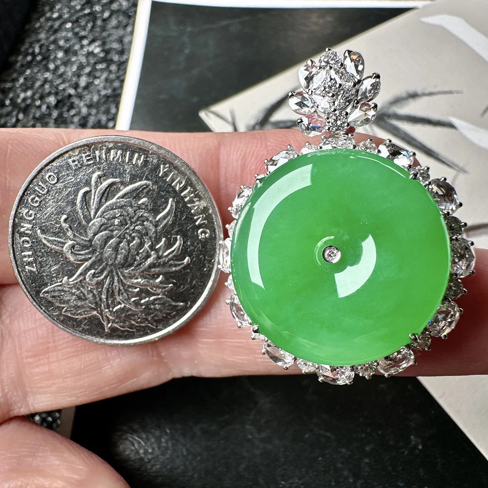 【冰种满绿平安扣】质地非常细腻，冰润十足，种老冰透，18k金钻镶嵌，裸石尺寸21*4.3毫米，收藏品质