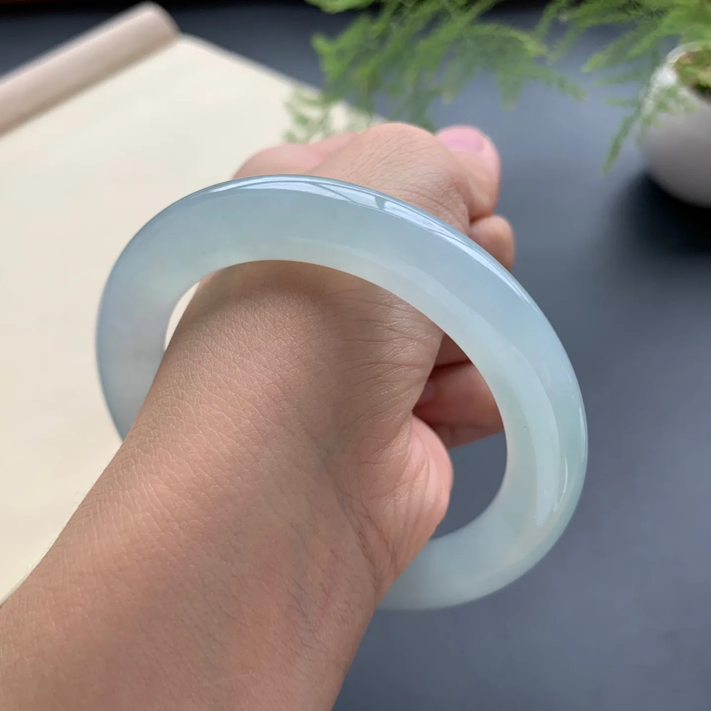 57圈口冰晴底圆条手镯 尺寸：57-11，水润起胶，色泽亮丽