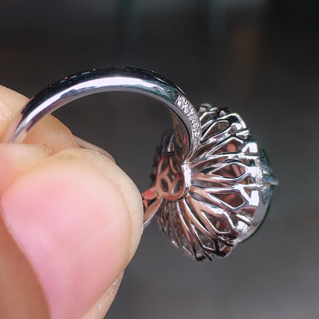 满绿蛋面戒指，色泽均匀艳丽，玉质细腻，荧光感超
强，饱满圆润，尽显优雅气质，18k
金豪华镶嵌