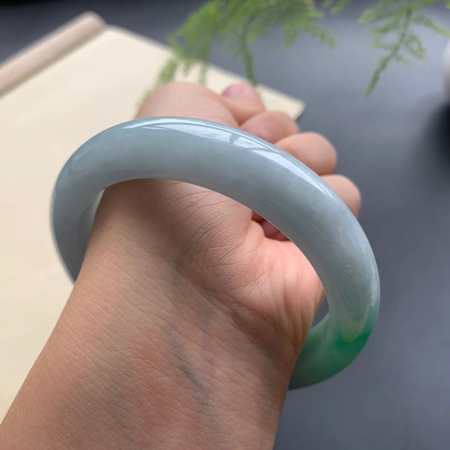 57.8圈口飘绿正圈手镯 尺寸：57.8-12.5-10，无纹裂，细腻光滑，色泽靓丽