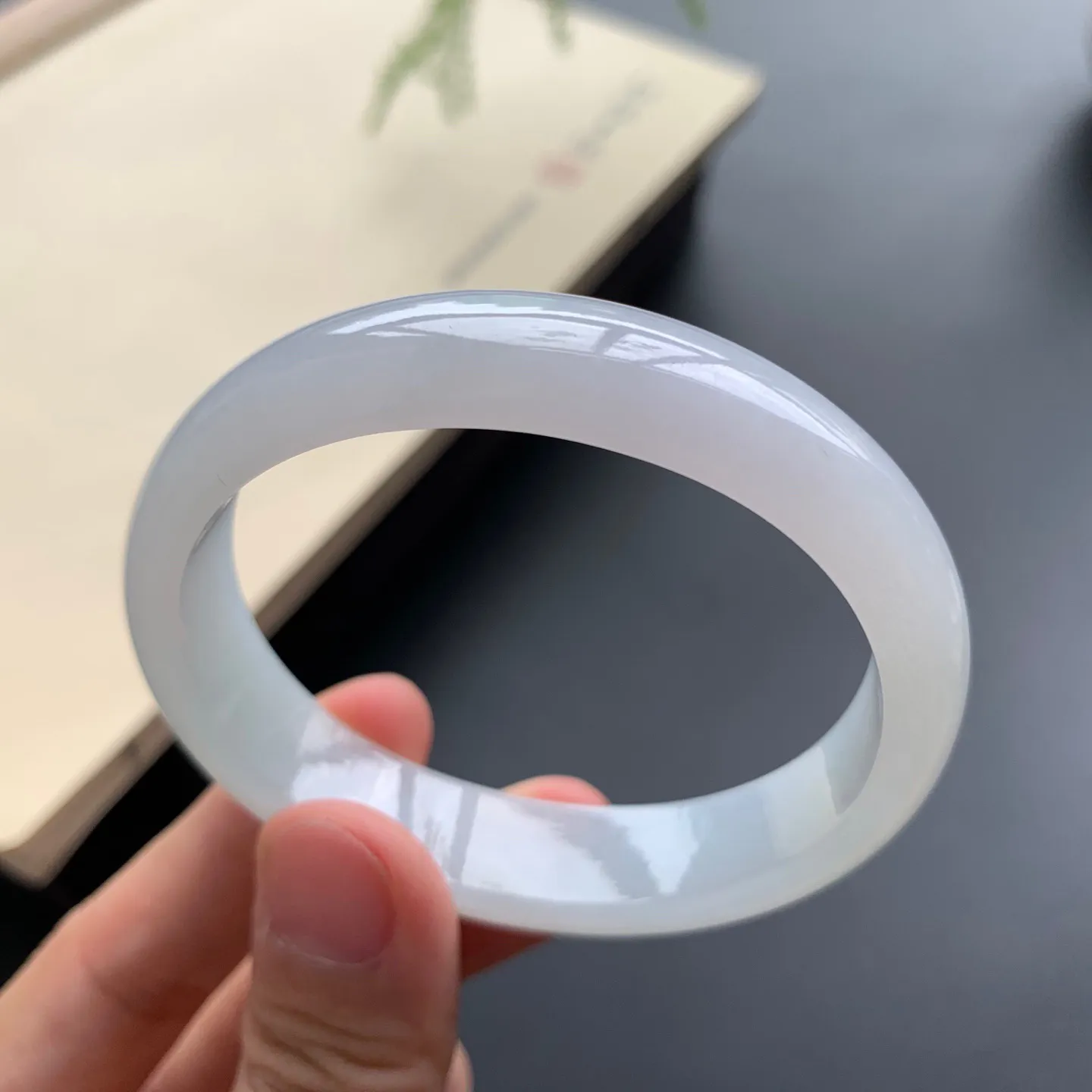 52.8圈口细糯贵妃手镯 尺寸：52.8-45.6-12.2-5.8，无纹裂，细腻光滑，清爽干净