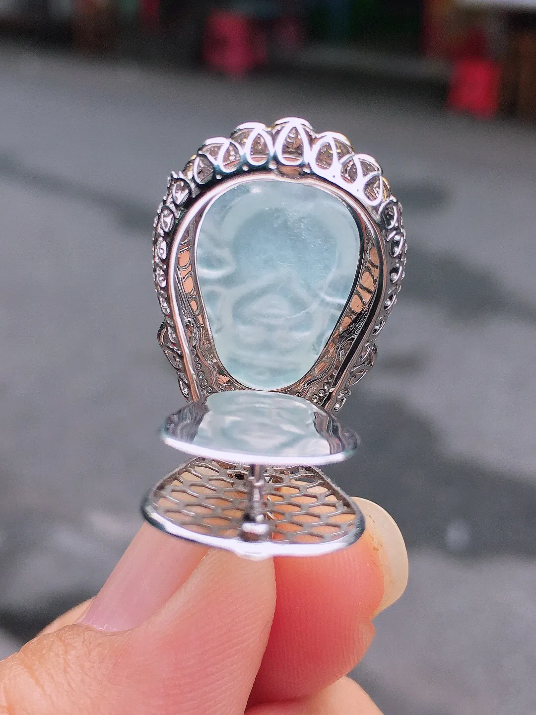 冰种【财神爷】吊坠，玉质细腻，荧光感超
强，饱满圆润，尽显优雅气质，18k
金豪华镶嵌