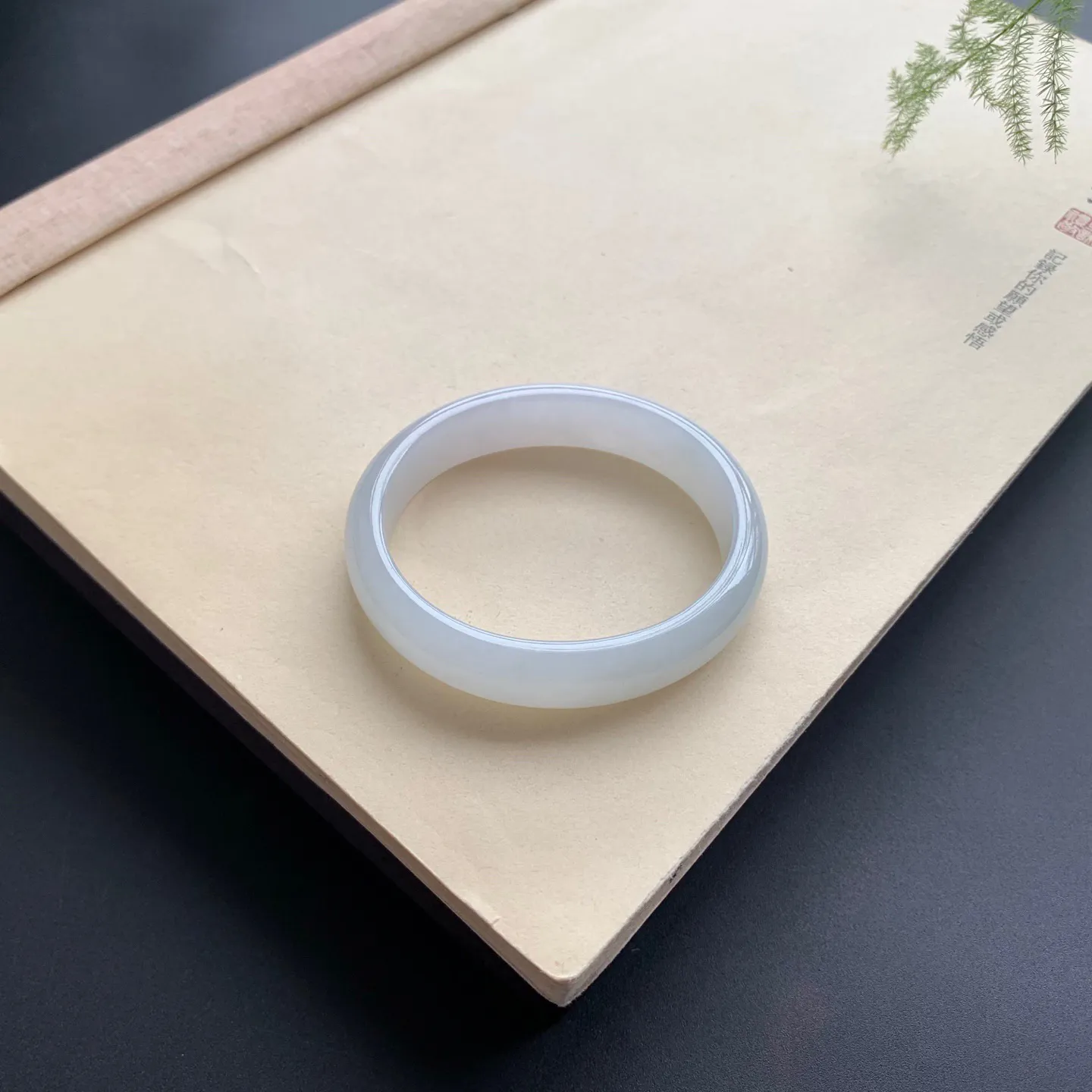 52.8圈口细糯贵妃手镯 尺寸：52.8-45.6-12.2-5.8，无纹裂，细腻光滑，清爽干净