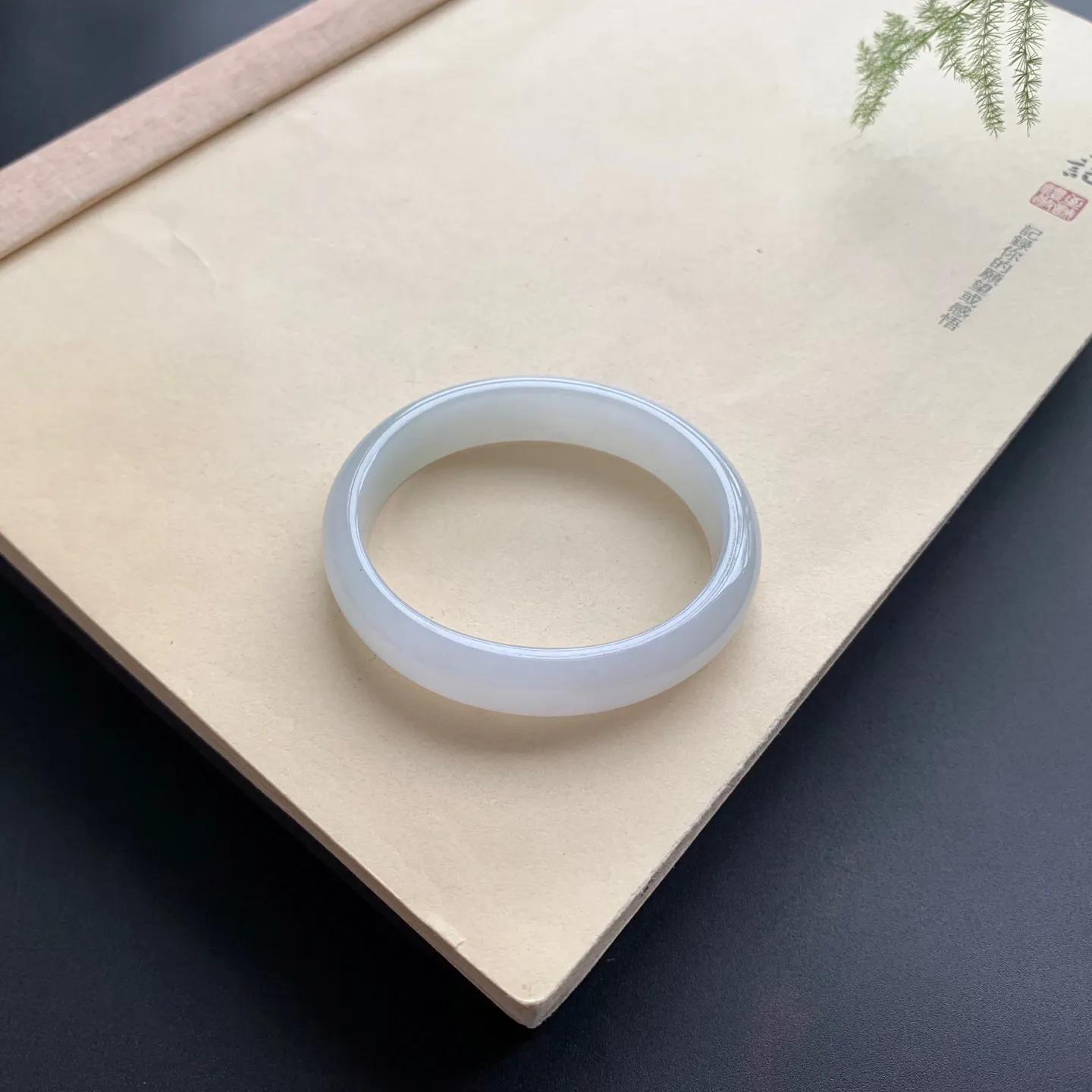 52.8圈口细糯贵妃手镯 尺寸：52.8-45.6-12.2-5.8，无纹裂，细腻光滑，清爽干净