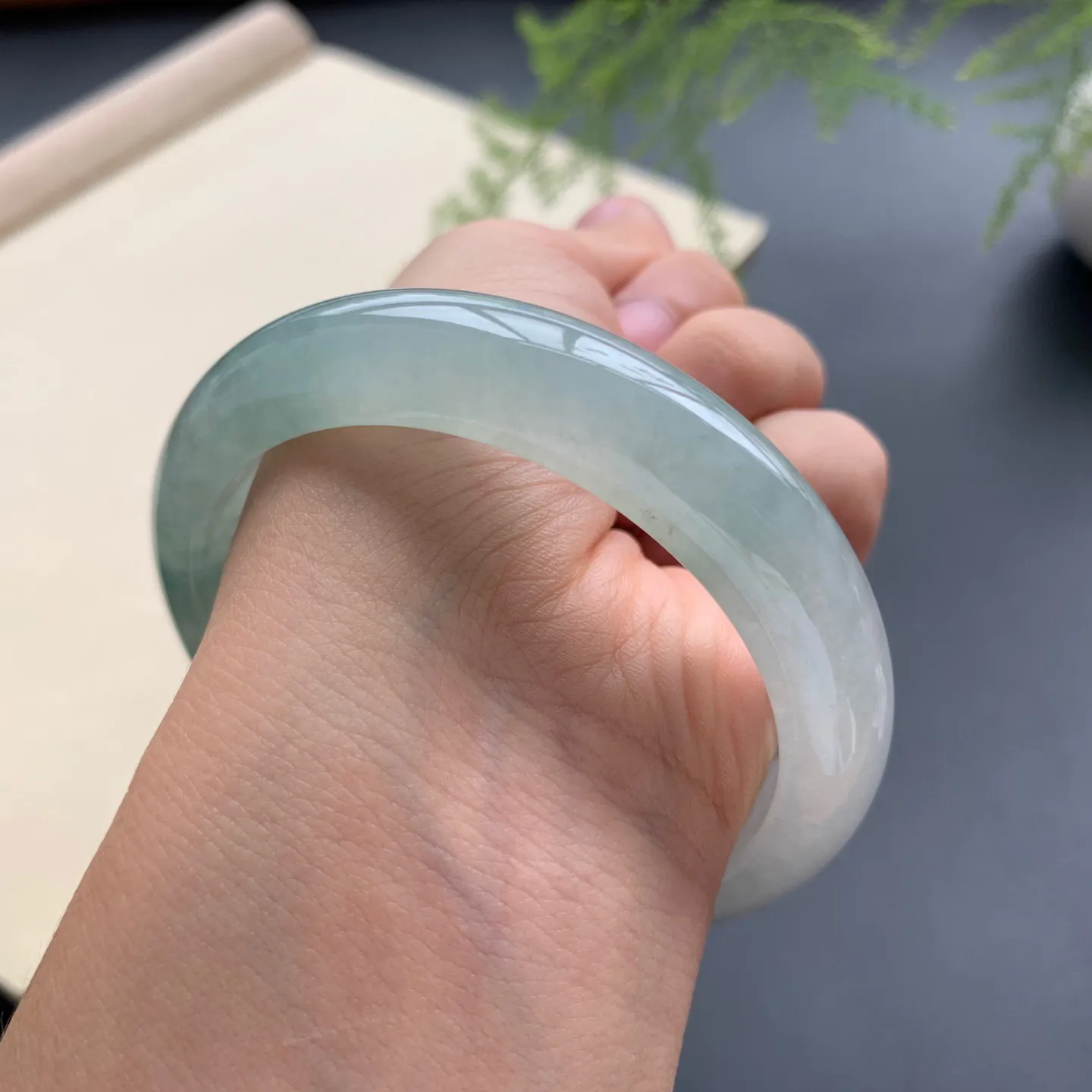 56.8圈口冰种飘花正圈手镯 尺寸：56.8-12.5-8，无纹裂，水润起胶，细腻光滑