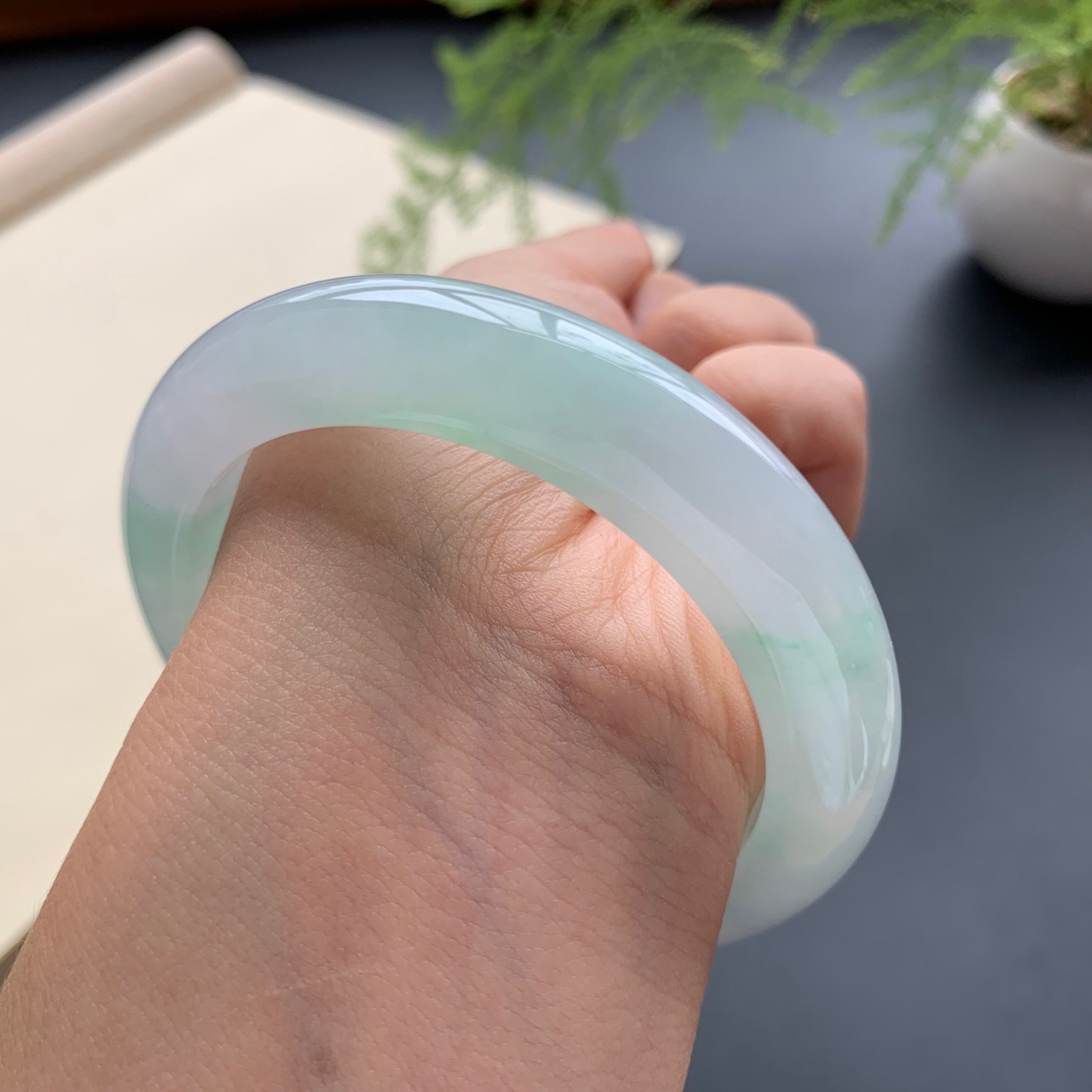 54.2.圈口飘绿正圈手镯 尺寸：54.2-11.5-9.2，无纹裂，水润细腻，版型厚装