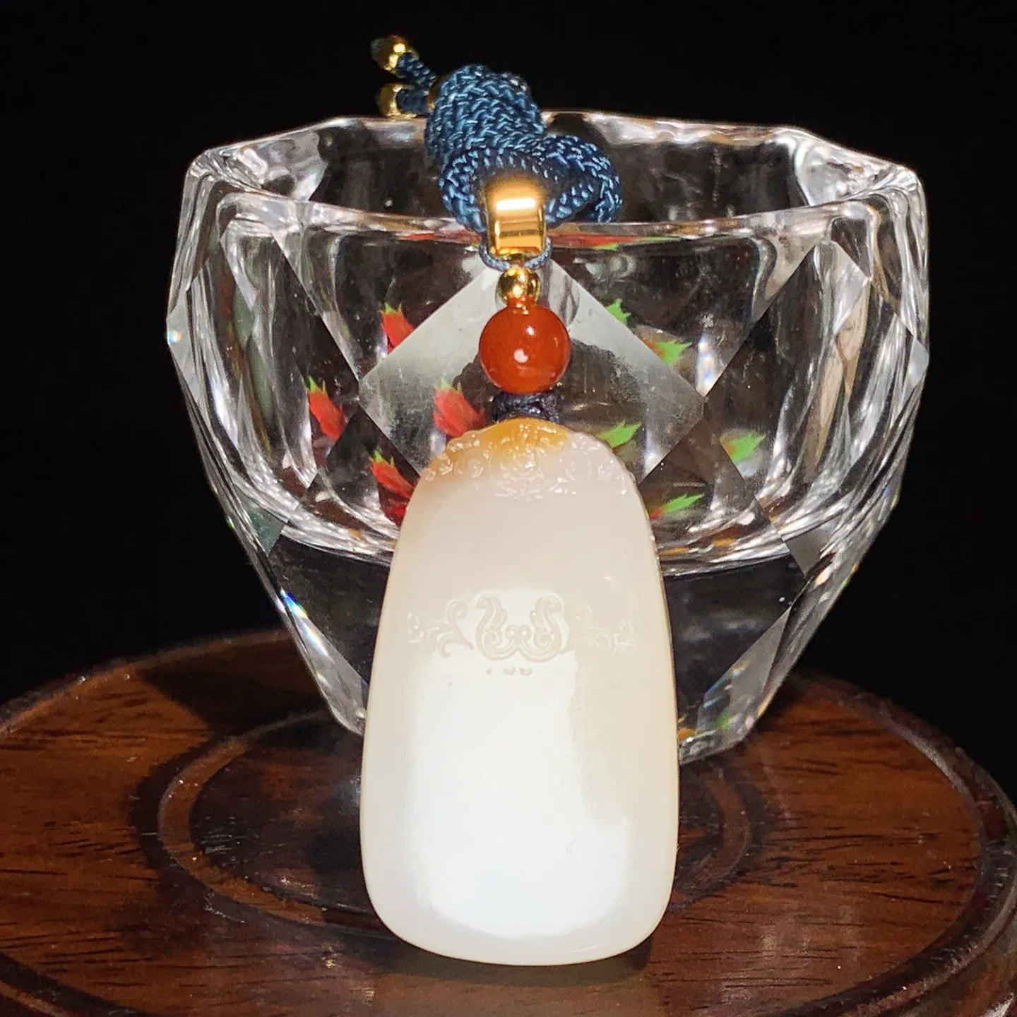 新疆且末糖羊脂白平安无事牌挂件。尺寸37/22/12重24.5克。白度一级。玉质细腻油润。手推出油。佩戴高端典雅。lt251031