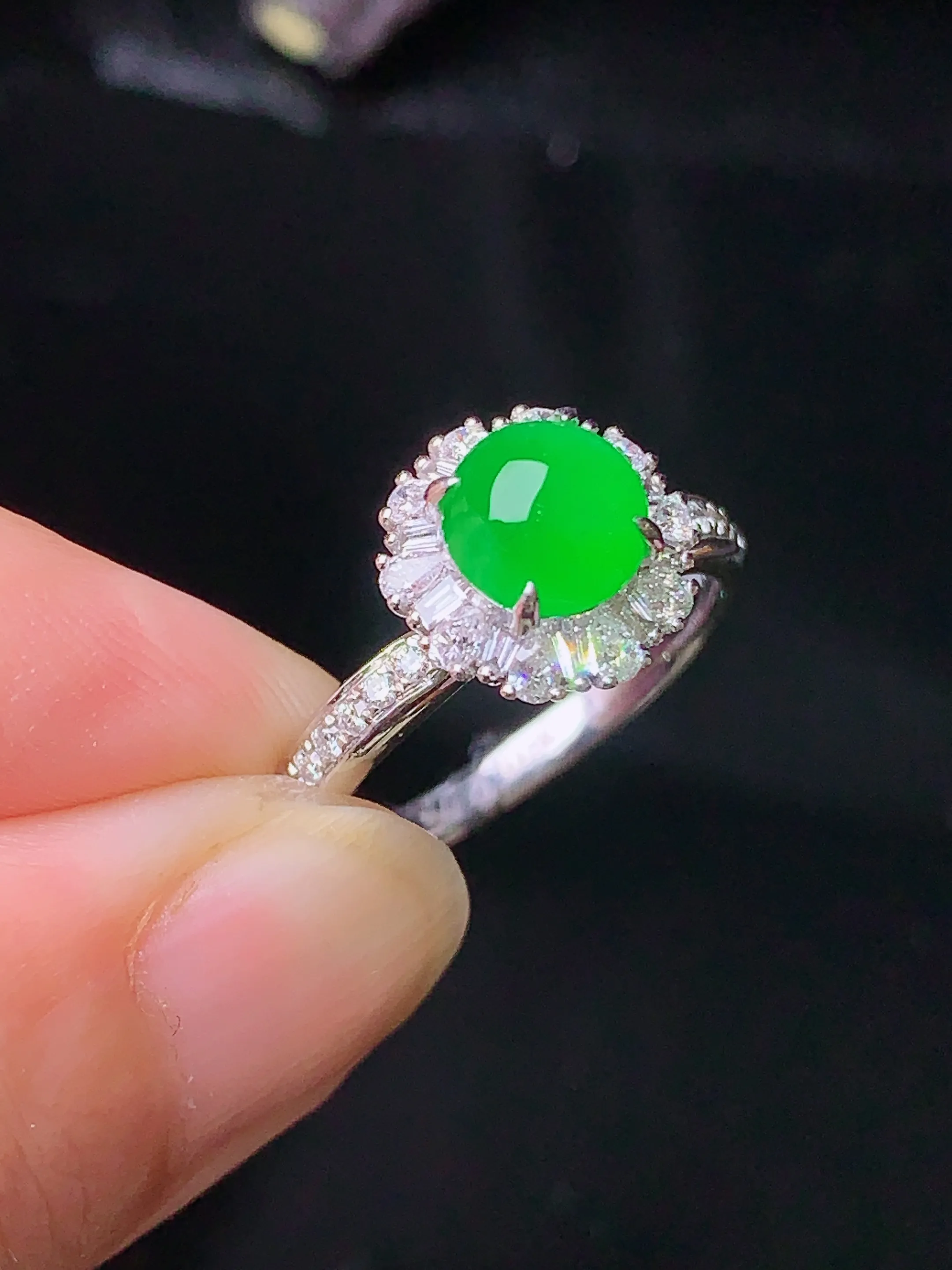 18k金钻镶嵌满绿蛋面戒指 玉质细腻 色泽清新艳丽 圈口14 整体尺寸10.2*9.2