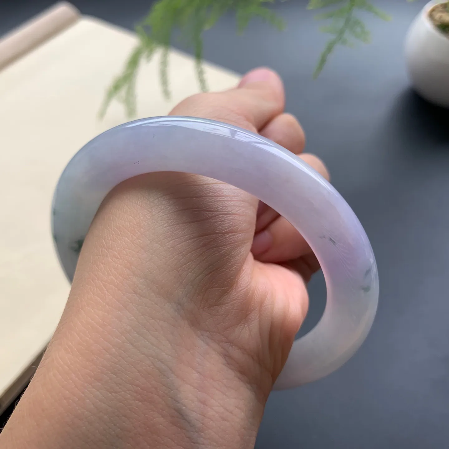 58圈口飘花圆条手镯 尺寸：58-11-10.8，细腻光滑，花色飘逸