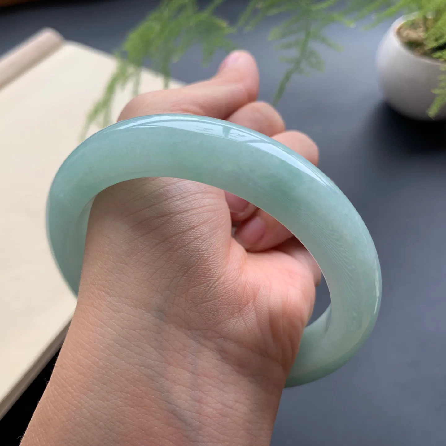 61.8圈口满色正圈手镯 尺寸：61.8-13-10，无纹裂，色泽靓丽，版型厚装