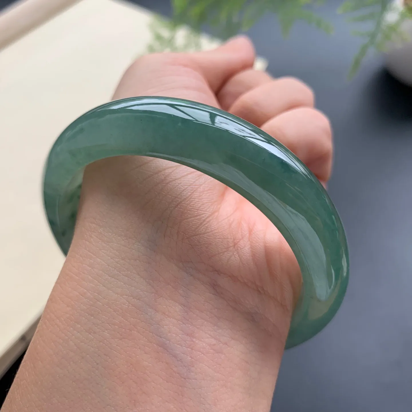 56圈口油底飘花正圈手镯 尺寸：56-13.3-8.2，无纹裂，细腻起胶，色泽浓郁