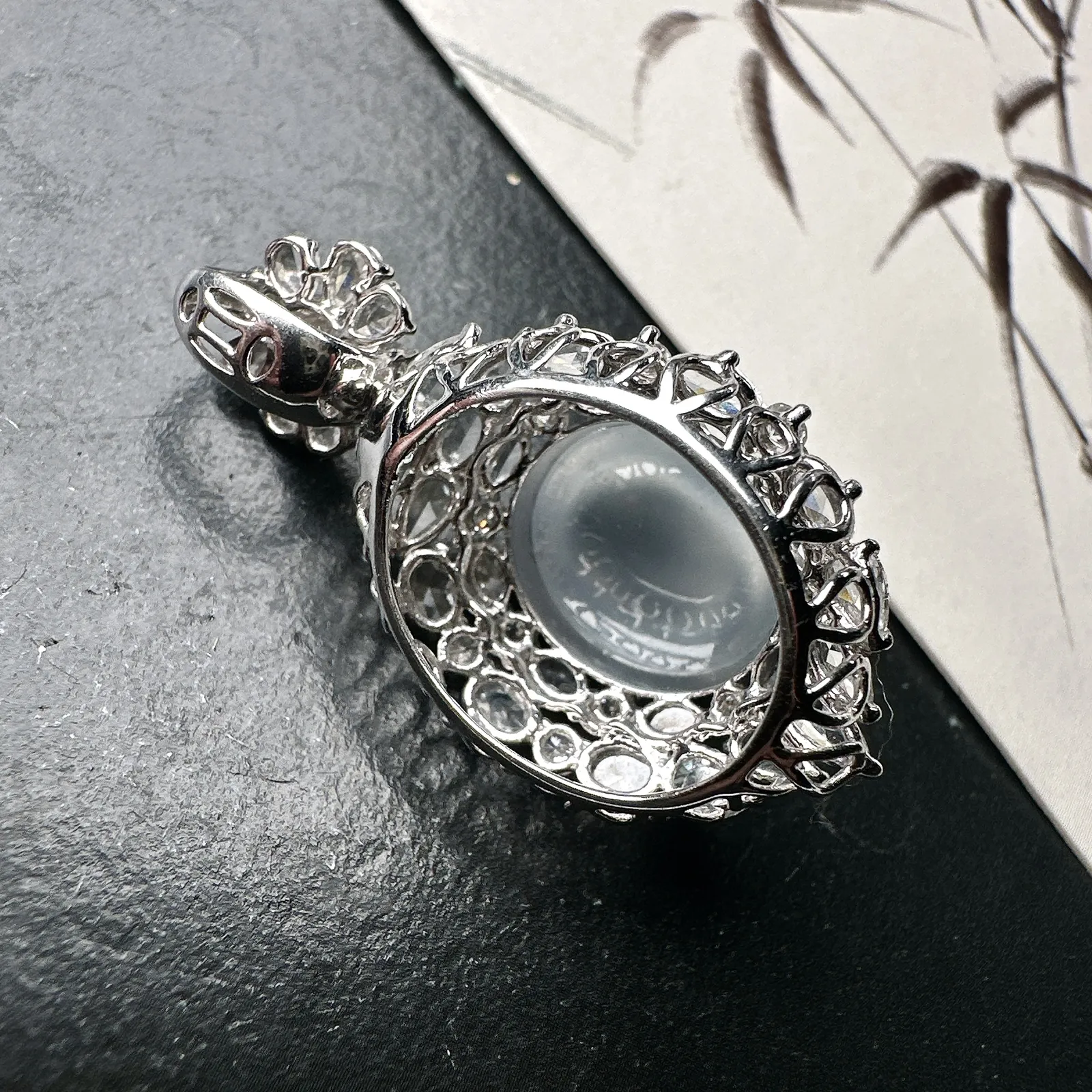 【冰种蛋面吊坠】冰感十足，通透闪亮，饱满圆润，18k金钻镶嵌，裸石尺寸12.5*11.1*6.9毫米。