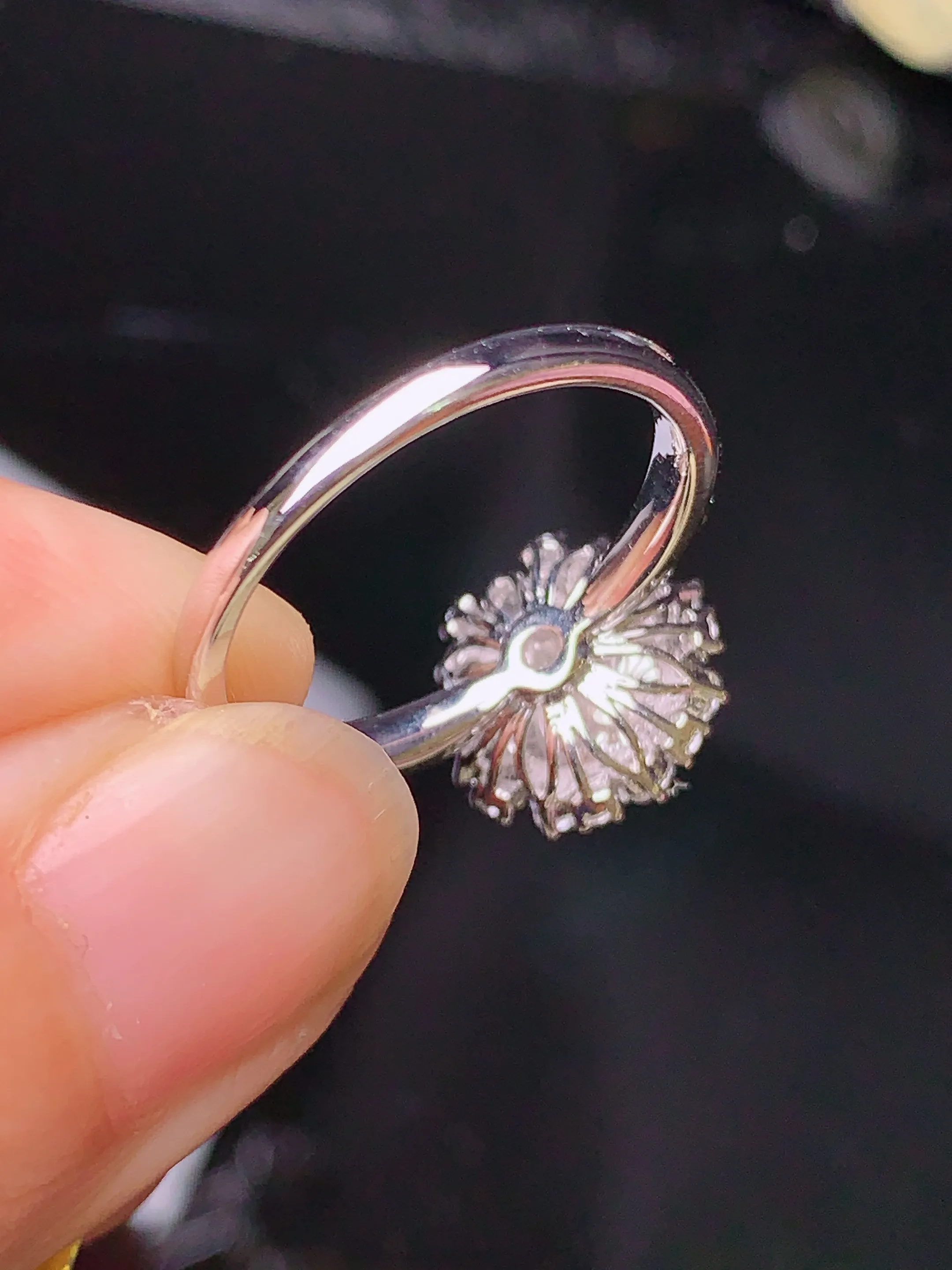 18k金钻镶嵌冰种蛋面戒指 玉质细腻 色泽清新艳丽 圈口13 整体尺寸11*8.8