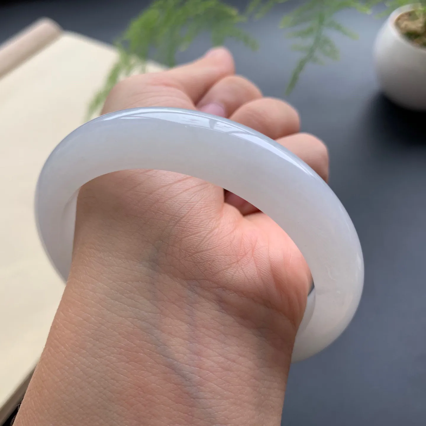 57.8圈口细糯正圈手镯 尺寸：57.8-12.2-9，无纹裂，白净光滑，细腻清爽