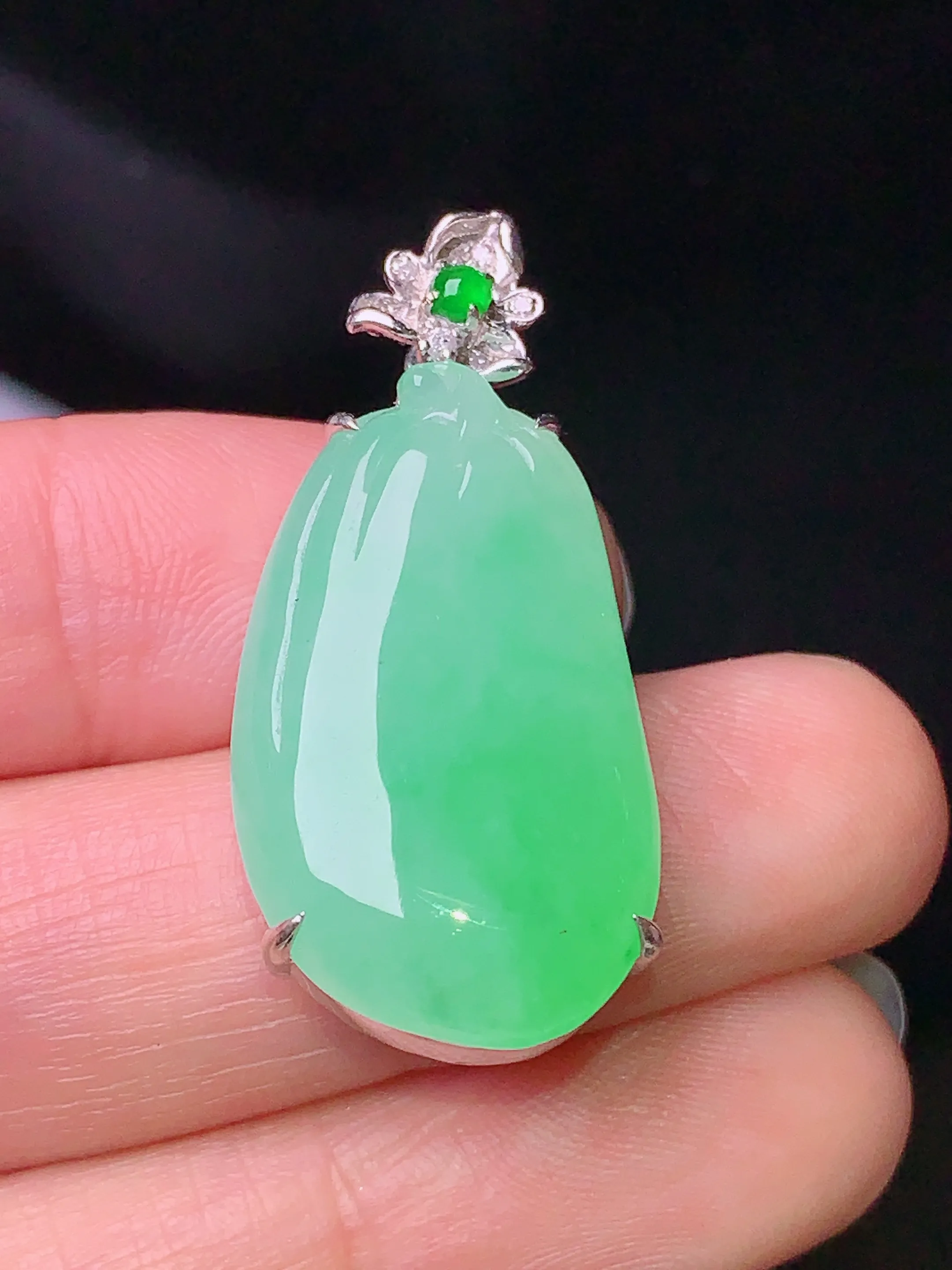 18k金钻镶嵌翠绿福瓜吊坠 玉质细腻 色泽清新艳丽 整体尺寸33.6*15.3*8.5