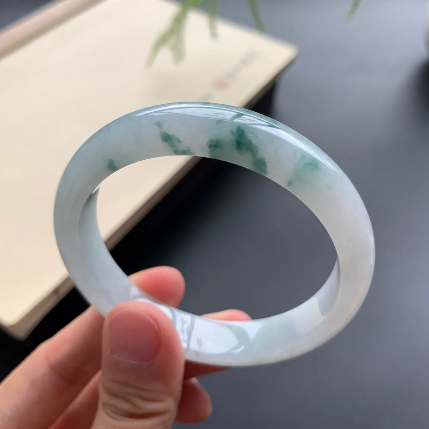 52圈口飘花正圈手镯 尺寸：52-11.3-7，无纹裂，细腻光滑，花色飘逸