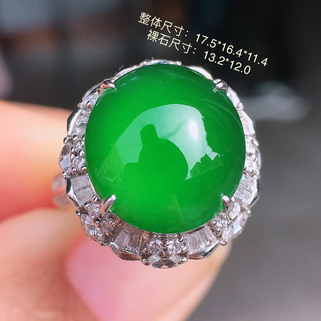 满绿蛋面戒指，色泽均匀艳丽，玉质细腻，荧光感超
强，饱满圆润，尽显优雅气质，18k
金豪华镶嵌