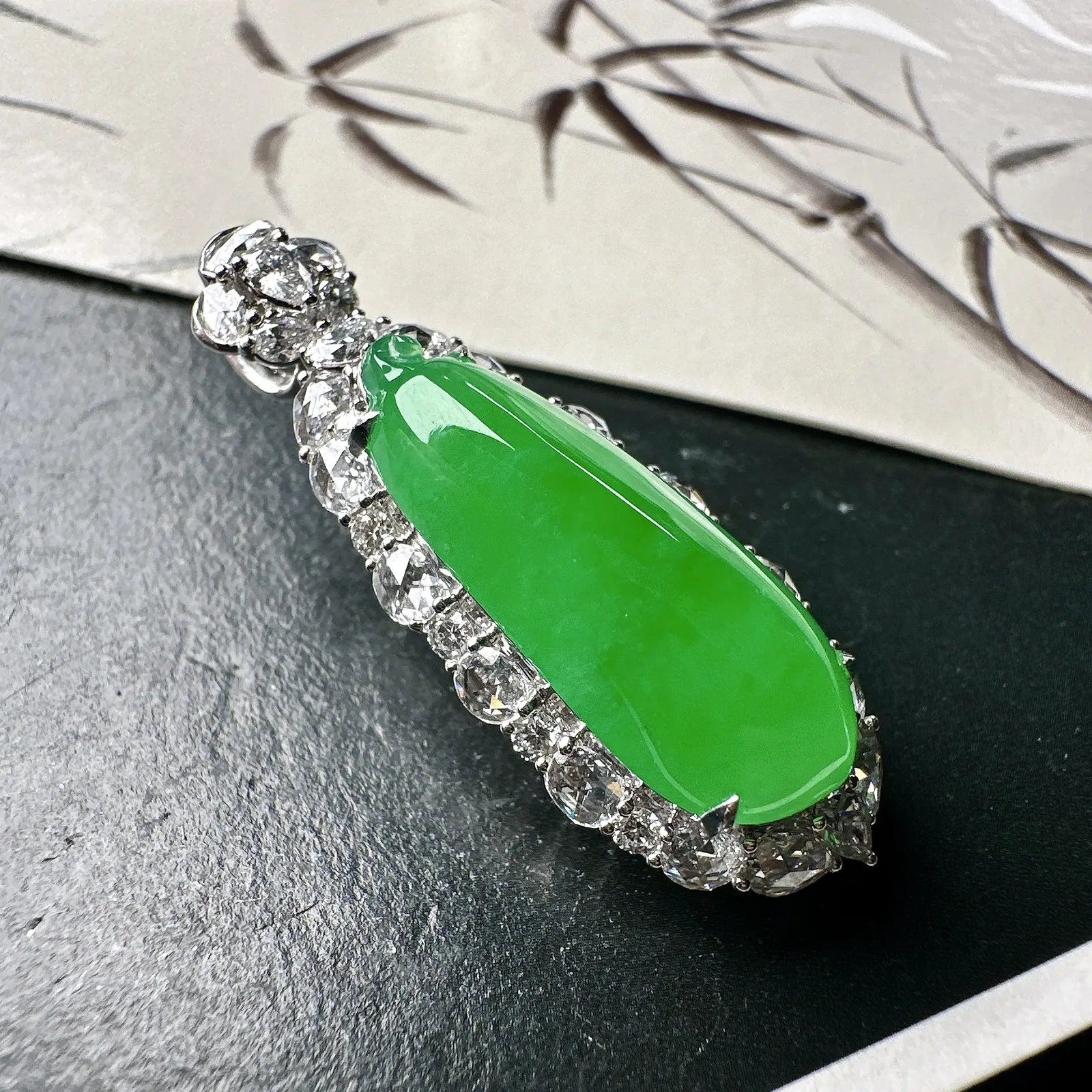 【冰种满绿福瓜】质地冰润细腻，种老起光，收藏品质，18K金钻镶嵌，裸石尺寸24.7*9.9*6.8毫米